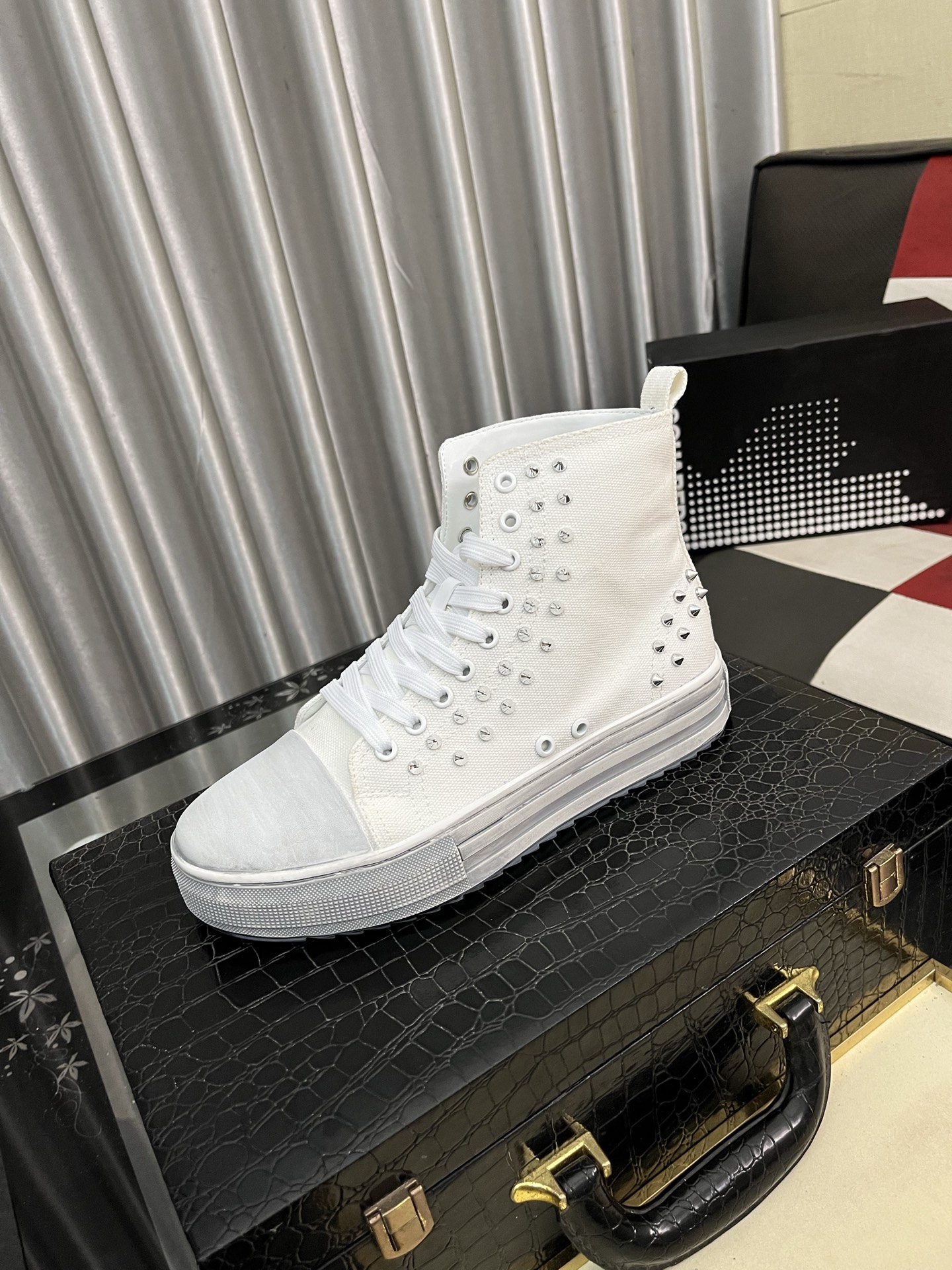 NO:351100,【D2～】Men's casual shoes 2025z cabinets are available simultaneously. Size: 35-46# 1 color upper is made of multi-material spliced ​​leather inner lining, comfortable and breathable, original sole is comfortable and wear-resistant, and the real shot is even better.19860909【D2～】男士休闲鞋 2025z柜同步发售 码数:35-46# 1个颜色鞋面选用多材质拼接真皮内里,舒适透气,鞋底原版舒适耐磨大底,实物拍摄实物更赞,,Men's shoes