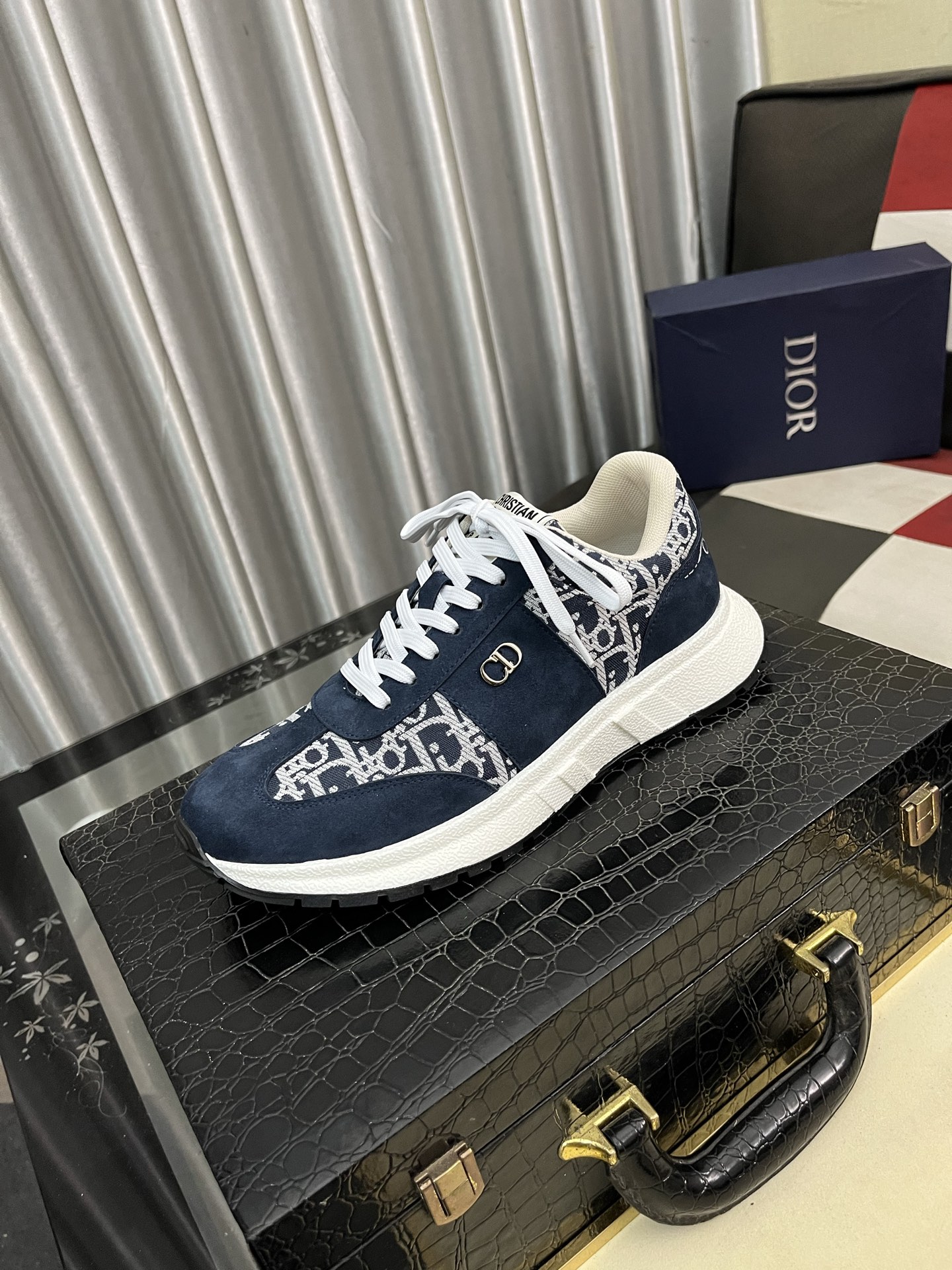 NO:351138,Dior unique modern style sneakers. Special counter purchasing casual leather shoes. Original cowhide imported from Italy. Niuli (refuse to remove the color and polish the feet) soles are originally supplied with original soles, super cool. They are all styled and designed with style when walking. Super comfortable and wear-resistant original soles. Just like the real thing is more beautiful. Number of 38-447 colors are available, dior, sneakers, cowhide19860909迪奥 独特现代风运动鞋.专柜代购休闲皮鞋 意大利进口原版牛皮 牛里（拒绝脱色磨脚）鞋底原厂特供原版底,超酷 系带走路都带风风格设计 超舒服耐磨原版底 .就好像实物拍摄实物更赞 码数38-447色可选,,dior,sneakers,cowhide,Men's shoes