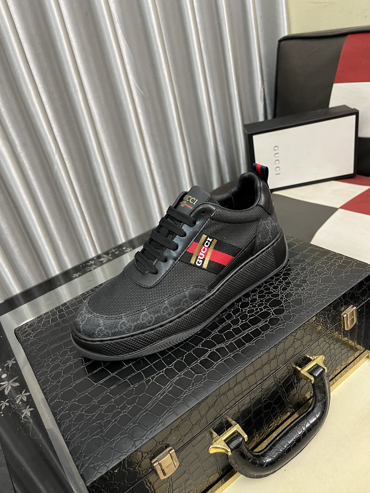 NO:351154,[Guqi] Latest casual men's shoes, welcome 1:1 comparison, single style of Hong Kong counter casual shoes, counter quality, support inspection, high-quality workmanship, upper uses imported Italian timber cowhide, breathable sheepskin inner lining, original fashion sports sole, casual fashion, high-end quality, size 38-44 4 colors available, cowhide, sheepskin19860909【古奇】最新休闲男鞋,欢迎1:1对比,爆单款香港专柜休闲鞋,专柜品质,支持验货,优质做工,鞋面采用意大利进口胎牛皮 透气羊皮内里,原版时尚运动大底 ,休闲时尚,高端品质,码数38-44 4色可选,,cowhide,sheepskin,Men's shoes