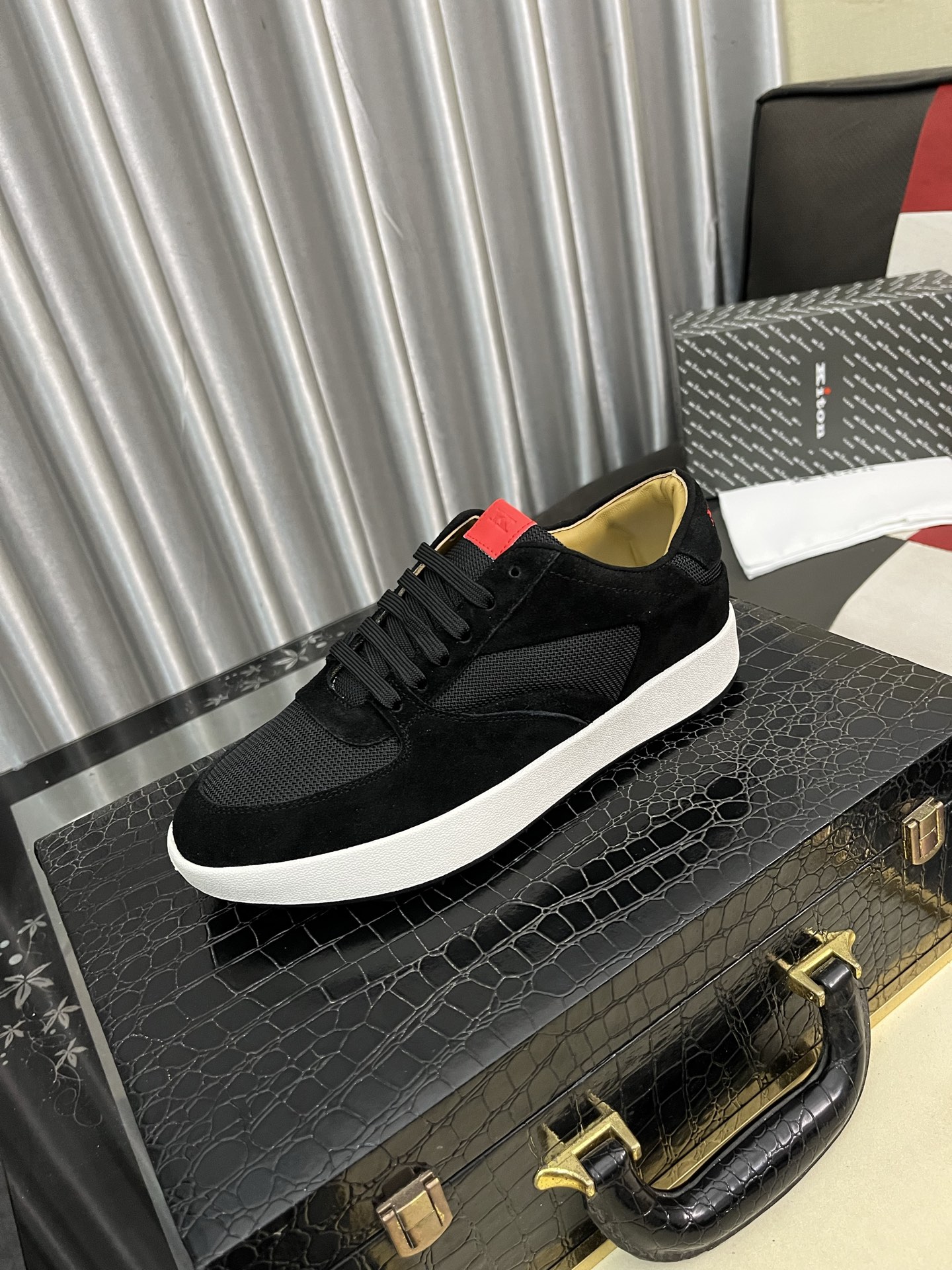 NO:351185,Kiton Men's New Casual Sports Shoes Kiton is one of the famous top handmade shoe brands in Italy, the perfect combination of traditional craftsmanship and natural beauty. It uses suede cowhide leather spliced ​​nylon fabric mesh upper, the fabric tongue is embossed with leather logo, the heel is decorated with contrasting LOGO embroidered logo, paired with soft calfskin lining, embossed logo cowhide foot pads, two-color rubber outsole, comfortable foot feeling and excellent breathability!  Classic sporty style, simple and versatile style, with a full set of original packaging!  size38-444 colors available, sneakers, cowhide19860909Kiton男士新款休闲运动鞋 Kiton是意大利著名的顶级手工鞋品牌之一,传统工艺与自然之美的完美结合.采用绒面牛皮革拼接尼龙织物网眼鞋面,织物鞋舌缀以皮革徽标,后跟饰以撞色LOGO刺绣标识,搭配柔软本蒅小牛皮内里,压纹徽标牛皮垫脚,双色橡胶大底,脚感舒适,透气性能绝佳！经典运动版型,款式简约百搭,配全套原包装！size38-444色可选,,sneakers,cowhide,Men's shoes