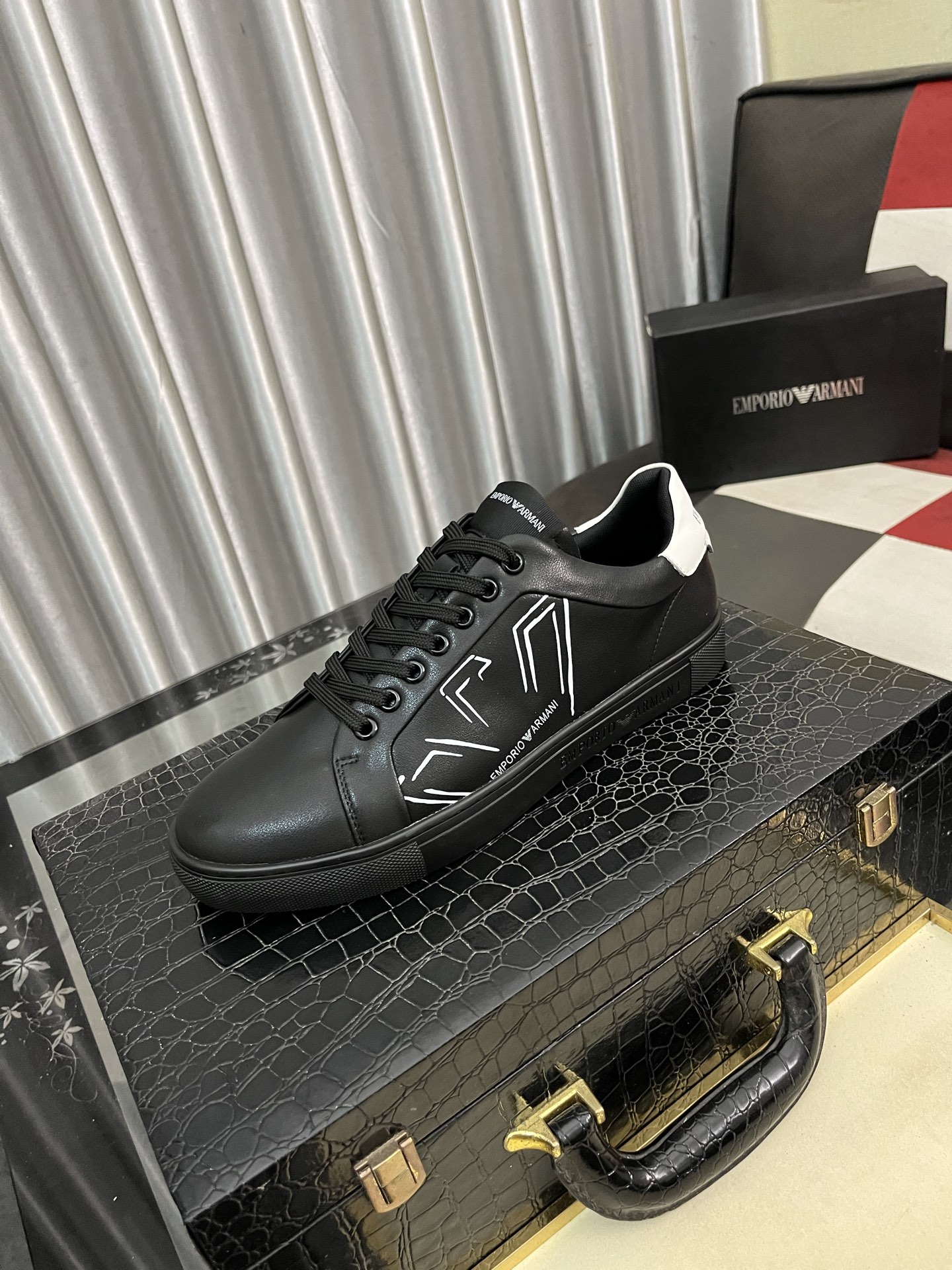 NO:351916,Armani ARMANI EXCHANGE latest spring and summer casual men's shoes, welcome 1:1 comparison, single Hong Kong counter casual shoes, counter quality, support inspection, high-quality workmanship, uppers are made of Italian imported flying woven fabric, breathable mesh lining, sheepskin insole, original fashion sports sole, casual fashion, high-end quality, size 38-44 2 colors available,,armani,chanel,armani, sheepskin19860909阿玛尼 ARMANI EXCHANGE 最新春夏款休闲男鞋,欢迎1:1对比,爆单款香港专柜休闲鞋,专柜品质,支持验货,优质做工,鞋面采用意大利进口飞织面料,透气网布内里,羊皮鞋垫,原版时尚运动大底 ,休闲时尚,高端品质,码数38-44 2色可选,,armani,chanel,armani,sheepskin,Men's shoes