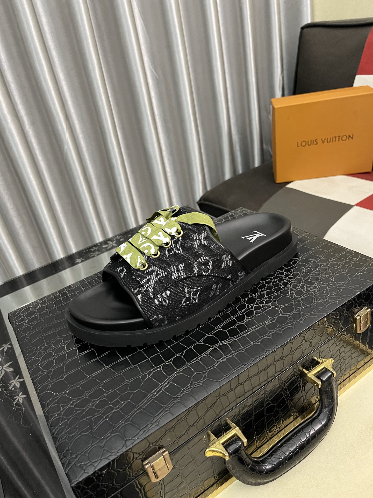 NO:352598,LV creates top purchasing agent, men's spring and summer slipper counter synchronizes, upper imported cowhide from Italy, logo graphics, high-quality craftsmanship, original sole, original special original sole, exclusive movable molding sole is super comfortable, original order goods, high quality, can enter and exit the counter at will, welcome to compare, number 38-44.,,louis vuitton, slippers, cowhide19860909LV打造顶级代购 男士春夏拖鞋专柜同步 鞋面意大利进口牛皮搭,标志图形高品质工艺,鞋底原厂特供原版底,独家活动成型底超级舒适,原厂跟单货,高品质,可随意进出专柜,欢迎对比,码数38-44.,,louis vuitton,slippers,cowhide,Men's shoes