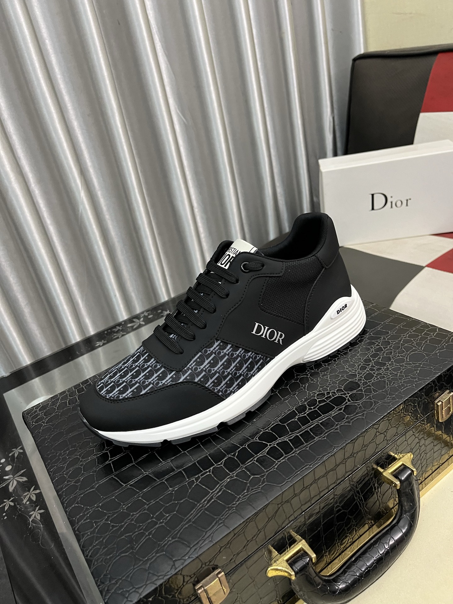 NO:352624,【Dior】Dior new casual men's shoes for Hong Kong counter are on the market. The official website is 1:1 made. Italian original materials. Designed by European and American masters. Perfect styling creates the quality of the counter, solid color rubber wear-resistant sole and classic dazzling head!  Super versatile and comfortable. High-end, stylish and novel!  !  Absolute focus!  Number of codes 38-443 colors available, dior, dior19860909【Dior】迪奥 香港专柜新款休闲男鞋上市 官网1:1制作 意大利原版材料 欧美大师设计 完美造型打造专柜品质,纯色橡胶耐磨大底加经典炫头！超级百搭也很舒服的.高档不失品味,时尚、新颖！！绝对的焦点！码数38-443色可选,,dior,dior,Men's shoes