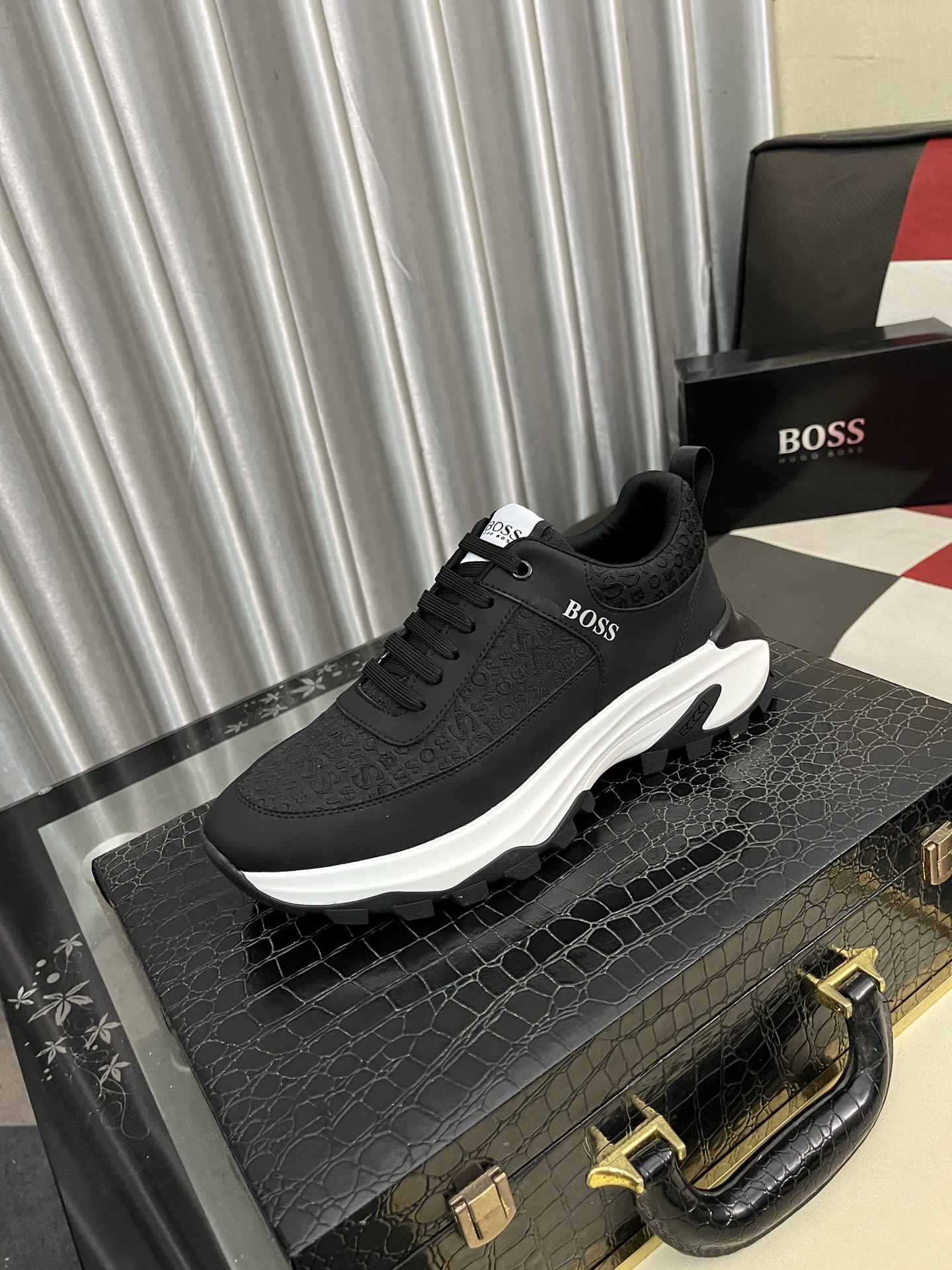 NO:352540,【BOOS】The original single-quality upper of men's casual shoes is imported calfskin, which is super breathable and comfortable, fine workmanship, high-end and atmospheric. It has a fashionable and classic shape. It has a foam transparent and wear-resistant sole, which is comfortable to wear, and deserves to have it. The number of sizes 38-443 colors available, cowhide19860909【BOOS】男鞋休闲鞋原单品质鞋面采用进口小牛皮,超透气舒适内里做工精细,高端大气.有时尚典范造型.发泡透明耐磨大底,穿着舒适,值得拥有.码数38–443色可选,,cowhide,Men's shoes