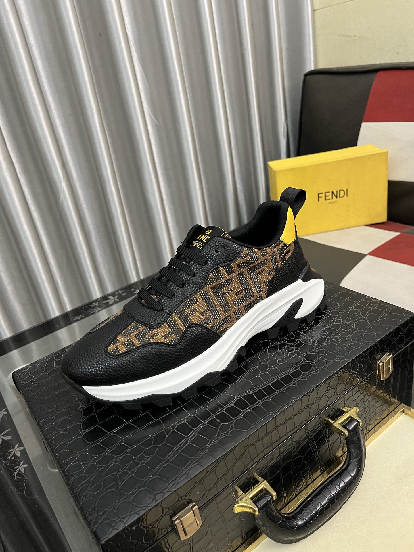 NO:352557,【FENDI】Fendi classic and comfortable men, this complex sneaker is made of soft calfskin genuine leather inner original ultralight rubber rough-grained sole. This unique and light style is suitable for the casual and exquisite sensibility of this season. It is comfortable and natural to wear. It is casual and traveling everyday in autumn and winter!  Number of codes 38-443 colors available, fendi, fendi, sneakers, cowhide19860909【FENDI】芬迪经典舒适男士,这款复杂的运动鞋是由柔软的小牛皮真皮内里原版超轻橡胶材质粗纹大底 这种独特的轻薄风格适合这个季节的随意而精致的感性,上脚舒适自然 秋冬休闲出行日常款！码数38-443色可选,,fendi,fendi,sneakers,cowhide,Men's shoes