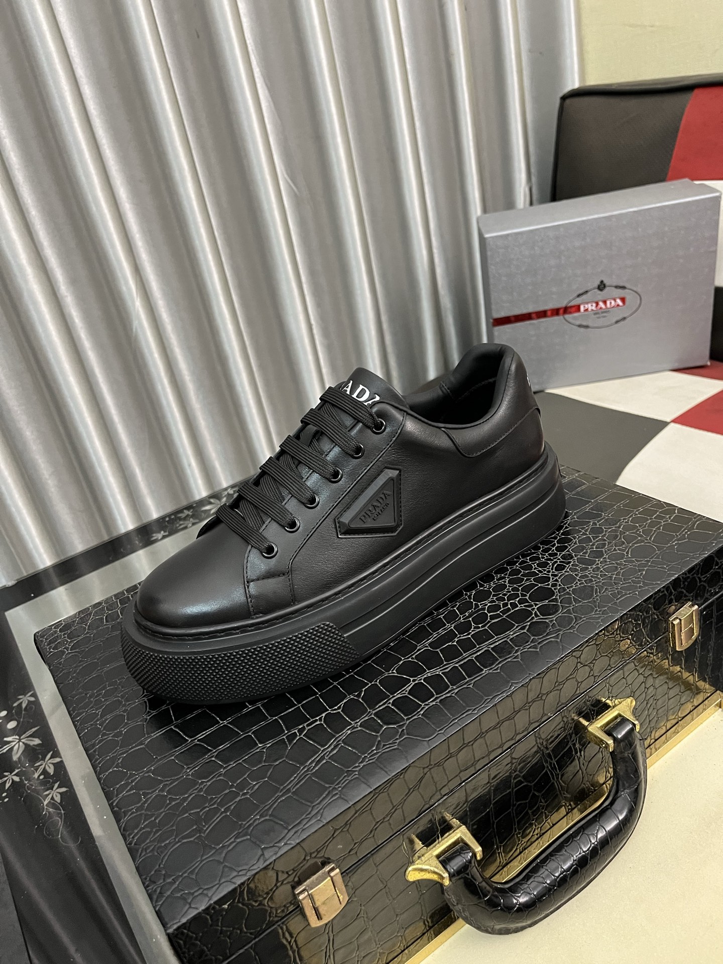 NO:352573,【PRADA】Prada casual shoes, original 1 to 1 development, high-quality mercerated beef tiles with imported cowhide, inner silk sheepskin, outsole rubber, comfortable and soft on the feet, size 38-444 colors available, prada, prada, cowhide, sheepskin19860909【PRADA】普拉达休闲鞋,原版1比1开发,面料高丝光牛猄配进口牛皮,内里丝绸羊皮,大底橡胶,上脚舒适柔软,码数38-444色可选,,prada,prada,cowhide,sheepskin,Men's shoes
