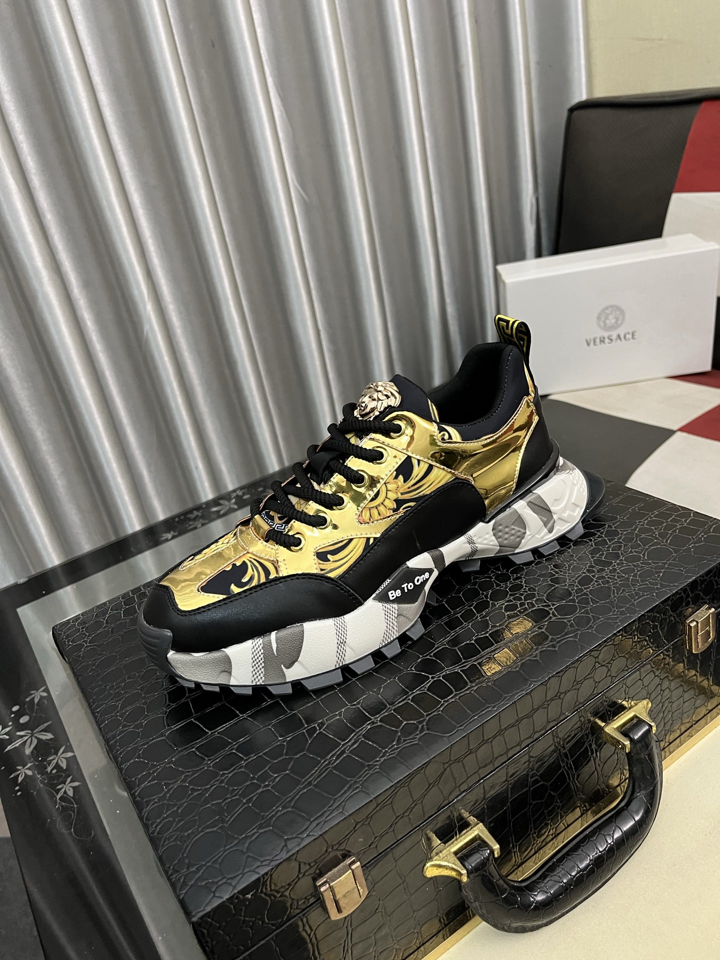 NO:353211,【versace】Versace’s latest model is carefully crafted and has aroused the whole audience!  The international brand is constantly innovating. This men's four-season casual shoes, cowhide upper sheepskin inner rubber sole, breathable and comfortable to speak with quality. Number of 38-443 colors available, versace, versace, cowhide, sheepskin19860909【versace】范思哲最新款精心打造,引爆全场！不断创新的国际品牌 此款男士四季款休闲鞋,牛皮鞋面羊皮内里橡胶大底,透气舒适以质量说话 码数38-443色可选,,versace,versace,cowhide,sheepskin,Men's shoes