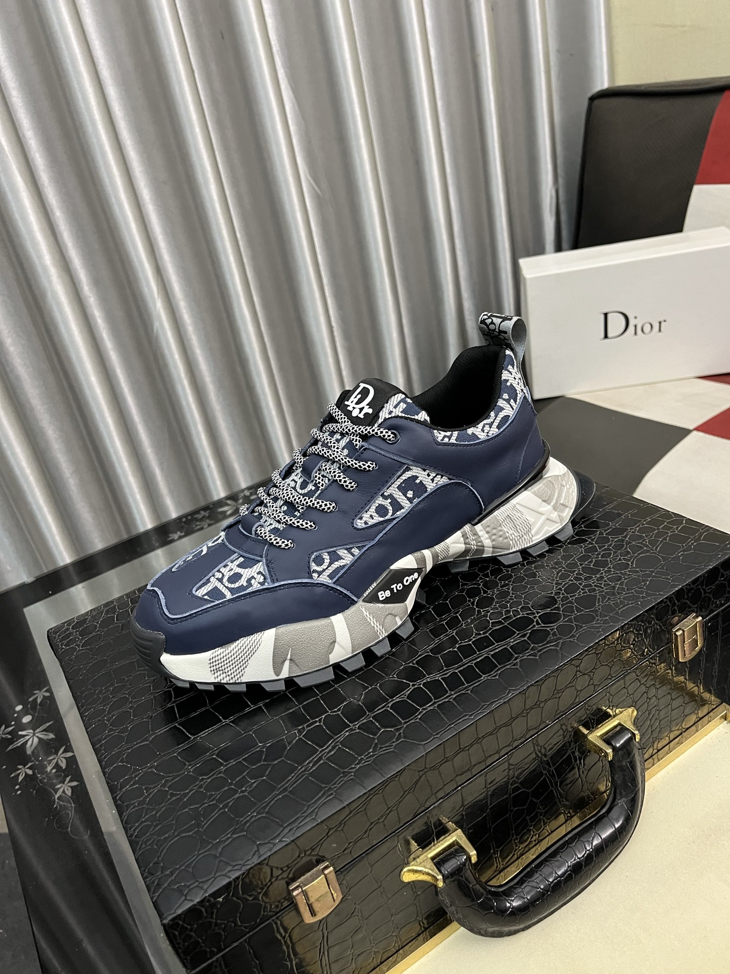 NO:353229,Dior unique modern style sneakers. Special counter purchasing casual leather shoes. Original cowhide imported from Italy. Niuli (refuse to remove color and polish the feet) soles are originally supplied with original soles, super cool. They are all styled and designed with style when walking. Super comfortable and wear-resistant original soles. Just like the real thing is more beautiful. Number of 38-443 colors are available, dior, sneakers, cowhide19860909迪奥 独特现代风运动鞋.专柜代购休闲皮鞋 意大利进口原版牛皮 牛里（拒绝脱色磨脚）鞋底原厂特供原版底,超酷 系带走路都带风风格设计 超舒服耐磨原版底 .就好像实物拍摄实物更赞 码数38-443色可选,,dior,sneakers,cowhide,Men's shoes