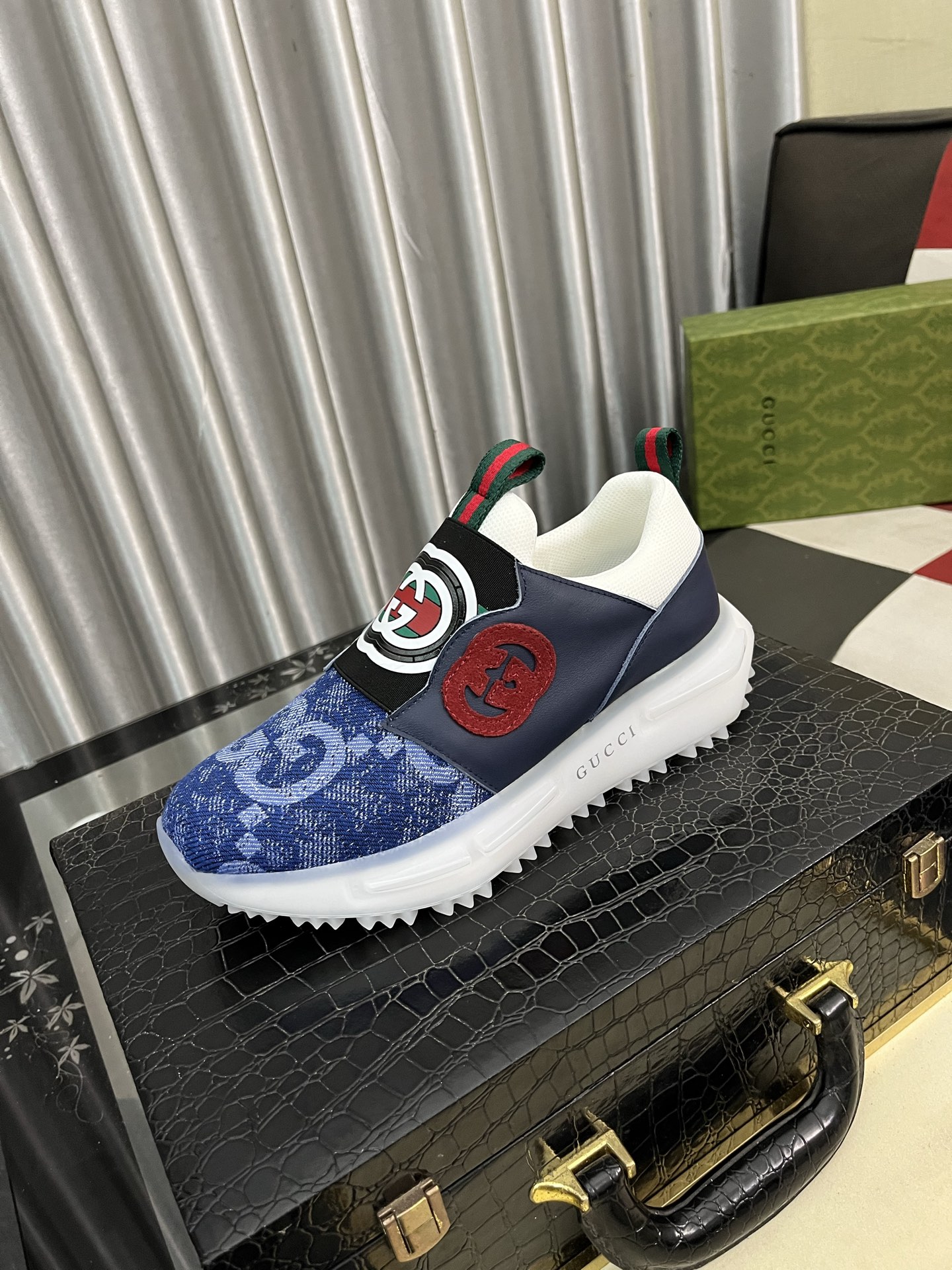 NO:353249,[Guqi] Latest casual men's shoes, welcome 1:1 comparison, single style of Hong Kong counter casual shoes, counter quality, support inspection, high-quality workmanship, upper uses imported Italian timber cowhide, breathable sheepskin inner lining, original fashion sports sole, casual fashion, high-end quality, size 38-442 colors available, cowhide, sheepskin19860909【古奇】最新休闲男鞋,欢迎1:1对比,爆单款香港专柜休闲鞋,专柜品质,支持验货,优质做工,鞋面采用意大利进口胎牛皮 透气羊皮内里,原版时尚运动大底 ,休闲时尚,高端品质,码数38-442色可选,,cowhide,sheepskin,Men's shoes