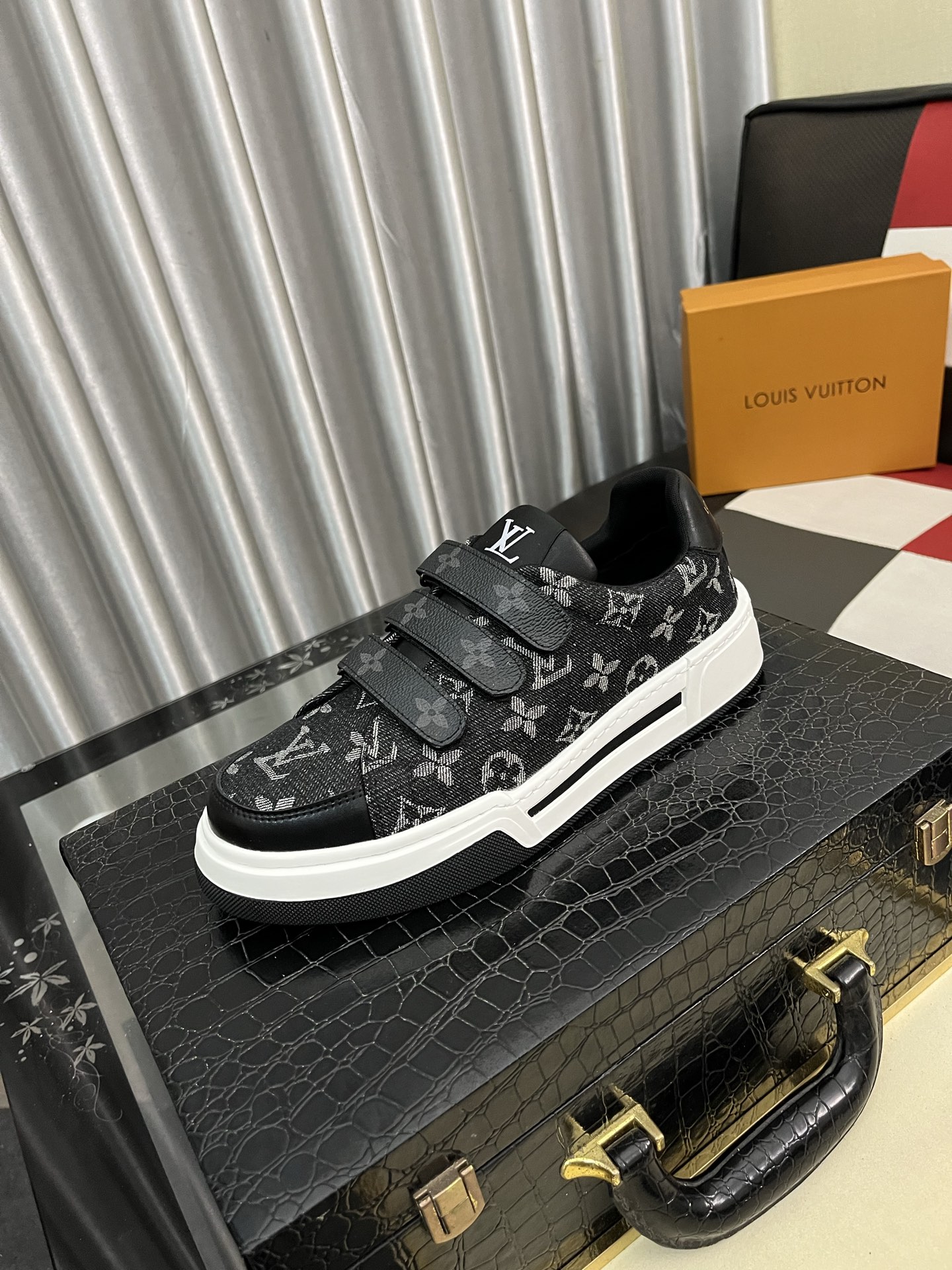 NO:353093,LV Louis Vuitton. The latest trendy shoes and casual shoes in physical store hit sizes 38-44. New products are comfortable for spring and summer imported custom original cowhide, unique jacquard fabric element design. Paired with sheepskin inner lining, Lv original bottom, [Sun] [Sun] high-end packaging high-quality details determine quality, and you can enter and exit the counter at will. Welcome to compare, louis vuitton, louis vuitton, cowhide, sheepskin19860909LV 路易威登.最新潮鞋休闲鞋实体店爆款38-44码. 新品春夏季舒适进口定制原版牛皮,独特提花面料元素设计.搭配羊皮内里,Lv原版底,[太阳][太阳]高端包装高品质细节决定品质、可随意进出专柜,欢迎对比,,louis vuitton,louis vuitton,cowhide,sheepskin,Men's shoes