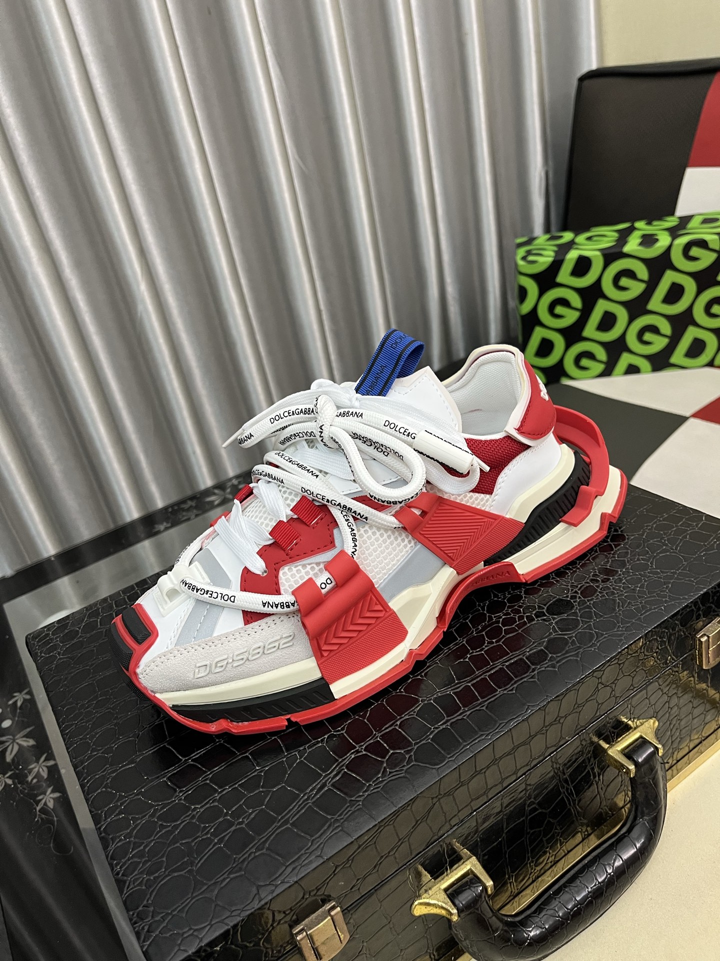 NO:353111,DG's latest popular casual shoes, with the tongue with brand iconic details, and the combination of silk cowhide and cow velvet enhances the style. It is fashionable and versatile, which can add luster to various shapes. It creates a unique dynamic and modern exquisite design, showing modern and elegant style. Size35-46,,cowhide19860909DG最新爆款休闲鞋,鞋舌带有品牌标志性细节,丝绸牛皮与牛反绒相结合提升格调.时尚百搭,可为各式造型增光添彩.塑造独具动感活力与摩登气息的精致设计,尽显现代优雅格调. Size35-46,,cowhide,Men's shoes