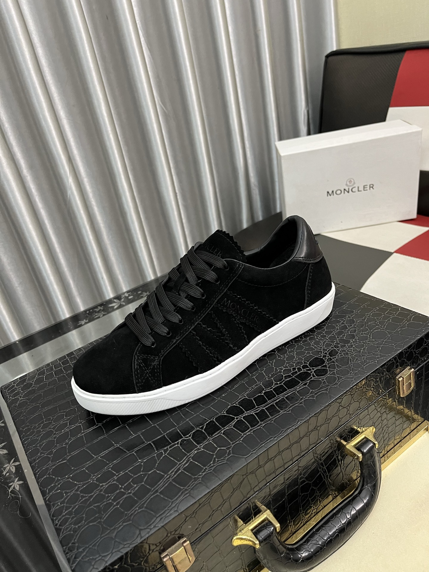 NO:353125,DG's latest popular casual shoes, with the tongue with the brand's signature details, and the combination of silk cowhide and cow velvet enhances the style. It is fashionable and versatile, which can add luster to various shapes. It creates a unique dynamic and modern exquisite design, showing modern and elegant style. Size38-46,,cowhide19860909DG最新爆款休闲鞋,鞋舌带有品牌标志性细节,丝绸牛皮与牛反绒相结合提升格调.时尚百搭,可为各式造型增光添彩.塑造独具动感活力与摩登气息的精致设计,尽显现代优雅格调. Size38-46,,cowhide,Men's shoes