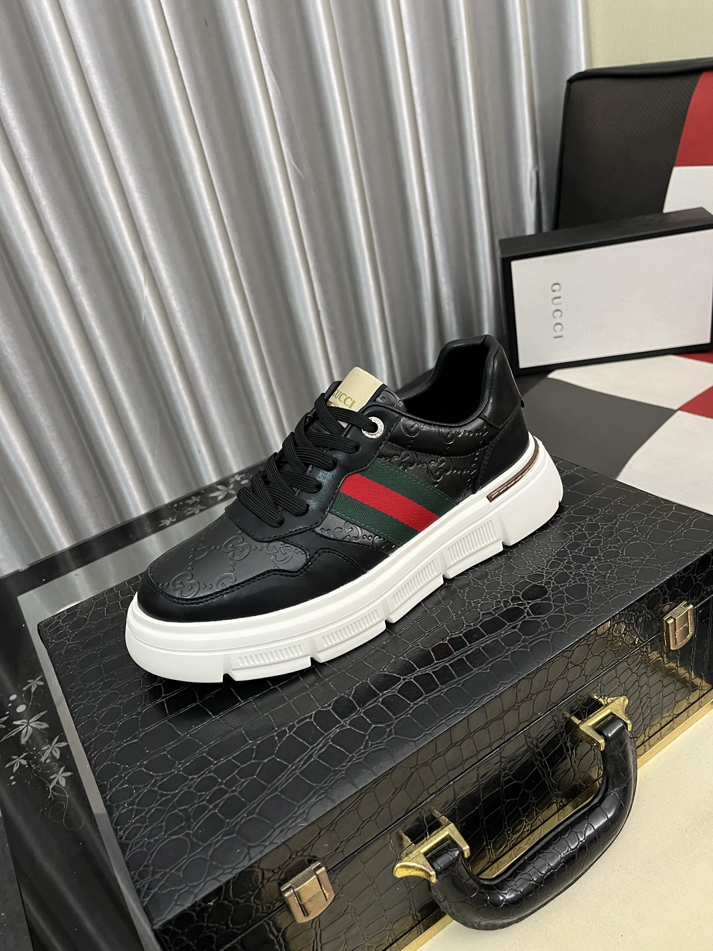 NO:353191,[Guqi] Latest casual men's shoes, welcome 1:1 comparison, single style of Hong Kong counter casual shoes, counter quality, support inspection, high-quality workmanship, upper uses imported Italian timber cowhide, breathable sheepskin inner lining, original fashion sports sole, casual fashion, high-end quality, size 38-442 colors available, cowhide, sheepskin19860909【古奇】最新休闲男鞋,欢迎1:1对比,爆单款香港专柜休闲鞋,专柜品质,支持验货,优质做工,鞋面采用意大利进口胎牛皮 透气羊皮内里,原版时尚运动大底 ,休闲时尚,高端品质,码数38-442色可选,,cowhide,sheepskin,Men's shoes