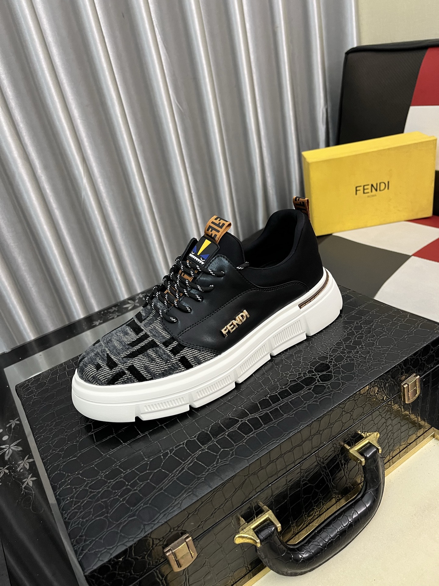 NO:354335,【FENDI】Fendi classic and comfortable men, this complex sneaker is made of soft calfskin genuine leather inner original ultralight rubber rough-grained sole. This unique and light style is suitable for the casual and exquisite sensibility of this season. It is comfortable and natural to wear. It is casual and traveling everyday in autumn and winter!  Number of codes 38-442 colors available, fendi, fendi, sneakers, cowhide19860909【FENDI】芬迪经典舒适男士,这款复杂的运动鞋是由柔软的小牛皮真皮内里原版超轻橡胶材质粗纹大底 这种独特的轻薄风格适合这个季节的随意而精致的感性,上脚舒适自然 秋冬休闲出行日常款！码数38-442色可选,,fendi,fendi,sneakers,cowhide,Men's shoes