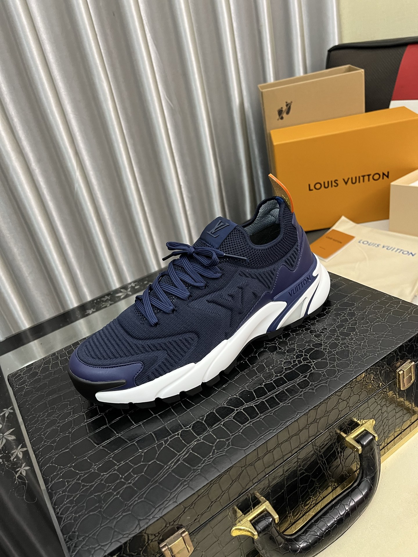 NO:704564,Top version LV Louis Vuitton L Jialu brand Runner Tatic series thick sole casual sports shoes running shoes original purchase development and production This LV Runner Tatic sneakers are blended with fly woven fabric material to interpret the inspiration of traditional mountaineering shoes. LV letters are written on one side, Louis Vuitton logo, light and wear-resistant rubber outsole completes the whole delivery counter exquisite packaging Fabric: original imported custom fly woven fabric lining original custom breathable mesh lining original molded rubber combination material  Bottom thickness 4CM Size:38-45,,louis vuitton,louis vuitton,louis vuitton,louis vuitton,sneakers19860909顶级版本 LV路易威登 L家驴牌Runner Tatic系列 厚底 休闲 运动鞋 跑鞋 原版购入开发 做货 本款 LV Runner Tatic 运动鞋融合飞织面料材质,演绎传统登山鞋的灵感启发.LV 字母抒写于一侧,路易威登标识,轻盈耐磨的橡胶外底完善整体 配送专柜精美包装 面料:原版进口定制飞织面料 内里原版定制透气网里 鞋底原版开模橡胶组合材质 底厚4CM Size:38-45,,louis vuitton,louis vuitton,louis vuitton,louis vuitton,sneakers,Men's shoes