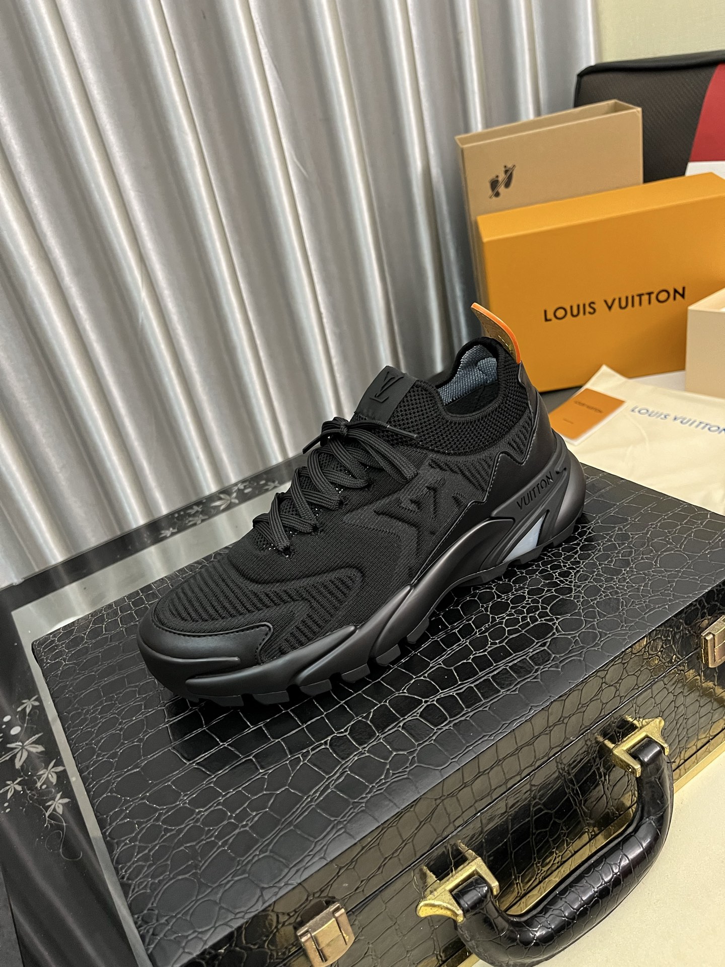 NO:354384,Top version LV Louis Vuitton Ljia Donkey Runner Tatic series Thick sole Casual sports shoes Running shoes Original purchase and development Made this model LV Runner Tatic sports shoes blend flying fabric material, interpreting the inspiration of traditional hiking shoes. LV letters are written on one side, Louis Vuitton logo, light and wear-resistant rubber outsole perfect overall, delivery counter exquisite packaging Fabric: original imported custom flying fabric Original custom breathable net Sole original open mold rubber combination material Sole thickness 4CM Size: 38-45,,louis vuitton,louis vuitton,louis vuitton,louis vuitton,louis vuitton,louis vuitton,sneakers19860909顶级版本 LV路易威登 L家驴牌Runner Tatic系列 厚底 休闲 运动鞋 跑鞋 原版购入开发 做货 本款 LV Runner Tatic 运动鞋融合飞织面料材质,演绎传统登山鞋的灵感启发.LV 字母抒写于一侧,路易威登标识,轻盈耐磨的橡胶外底完善整体 配送专柜精美包装 面料:原版进口定制飞织面料 内里原版定制透气网里 鞋底原版开模橡胶组合材质 底厚4CM Size:38-45,,louis vuitton,louis vuitton,louis vuitton,louis vuitton,sneakers,Men's shoes