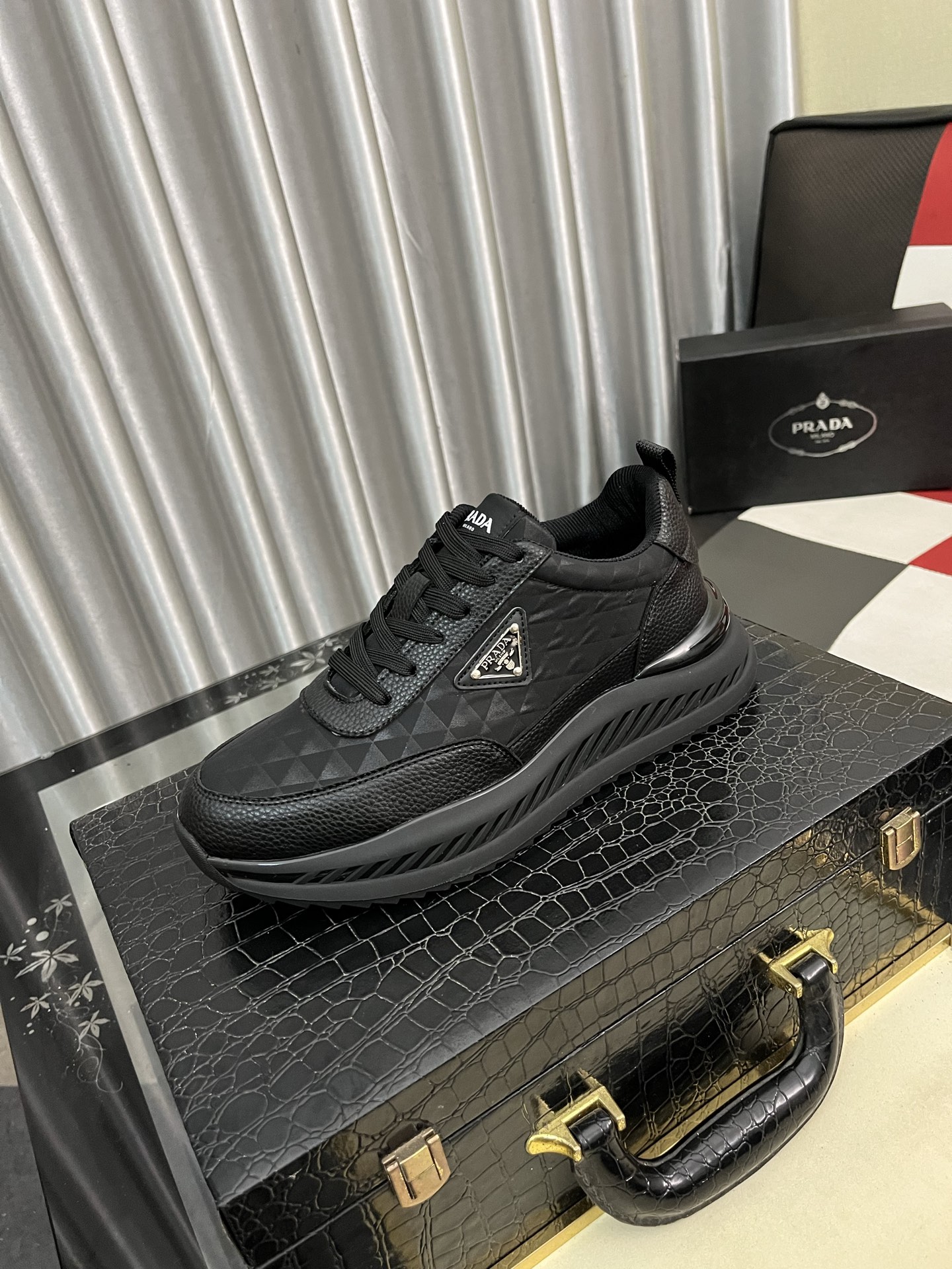 NO:354398,Prada original single quality. ~ Unique modern style sports shoes. Casual shoes must-have for men. Italian imported original brand, imported original leather, Yangli (refuse to remove and polish the feet) sole factory special original sole, French lazy style design, foot fitting on the original single quality, super comfortable original sole. 38-444 colors available, prada, sneakers19860909普拉达 原单品质.～ 独特现代风运动鞋.休闲鞋潮男必备款 意大利进口原版品牌,进口原版皮,羊里（拒绝脱色磨脚）鞋底原厂特供原版底,法国懒人风格设计 贴脚 在贴原单品质 超舒服原版底 .码数38-444色可选,,prada,sneakers,Men's shoes