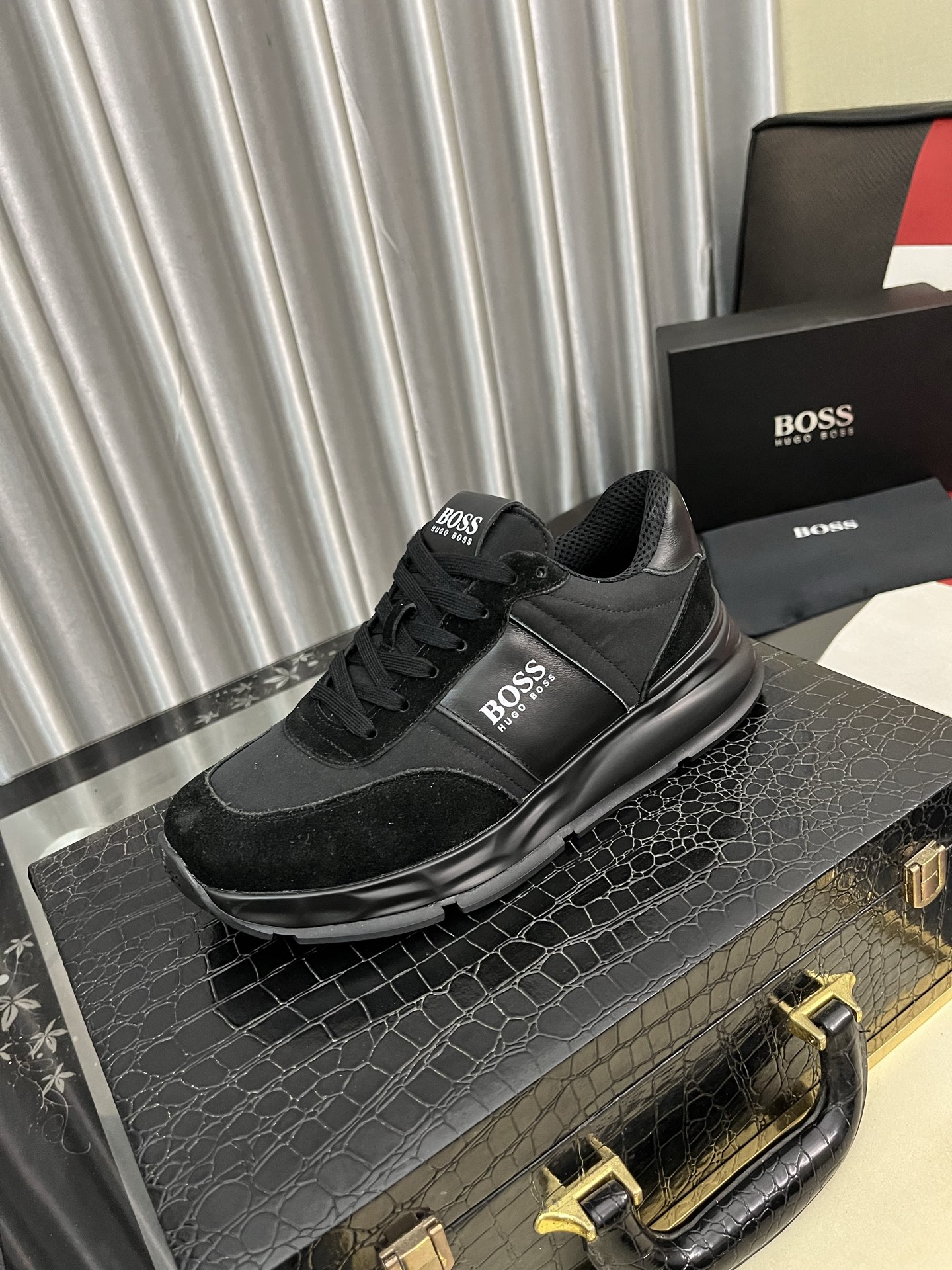 NO:354263,【BOOS】The original single-quality upper of men's casual shoes is imported calfskin, which is super breathable and comfortable, fine workmanship, high-end and atmospheric. It has a fashionable and classic shape. It has a foam transparent and wear-resistant sole, which is comfortable to wear, and deserves to have it. The number of sizes 38-443 colors available, cowhide19860909【BOOS】男鞋休闲鞋原单品质鞋面采用进口小牛皮,超透气舒适内里做工精细,高端大气.有时尚典范造型.发泡透明耐磨大底,穿着舒适,值得拥有.码数38–443色可选,,cowhide,Men's shoes