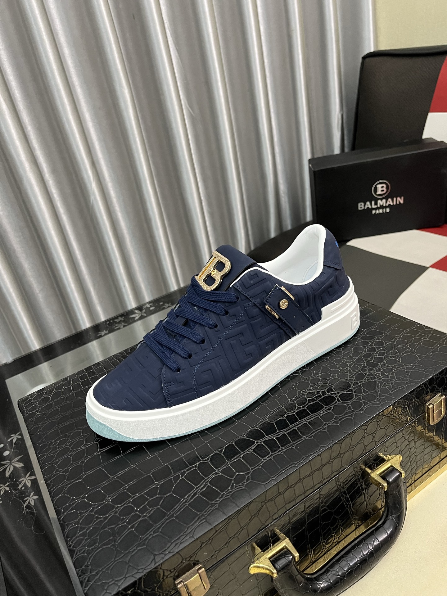 NO:354280,Balmain BALMAIN new men's sports and casual shoes, fashionable and trendy, fully imported cowhide. The inner sheepskin is very comfortable on the feet, extremely soft and delicate, paired with Balmain's exclusive corns hardware buckle, TPU outsole, and streamlined men's shoes!  Don't miss high-end products, size38-442 colors available, balmain, balmain, cowhide, sheepskin19860909巴尔曼BALMAIN 新款男士运动休闲鞋,时尚潮流,全进口牛皮.内里羊皮上脚非常舒适,极致柔软细腻,搭配巴尔曼专属鸡眼五金扣,TPU大底,流线形男鞋！高档精品别错过,size38-442色可选,,balmain,balmain,cowhide,sheepskin,Men's shoes