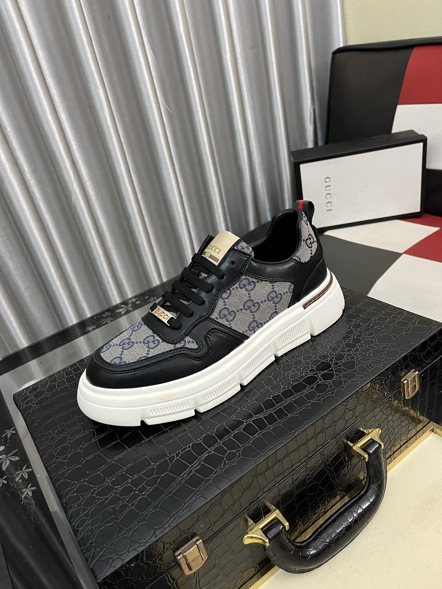 NO:345237,[Guqi] Latest casual men's shoes, welcome 1:1 comparison, single style of Hong Kong counter casual shoes, counter quality, support inspection, high-quality workmanship, upper uses imported Italian timber cowhide, breathable sheepskin inner lining, original fashion sports sole, casual fashion, high-end quality, size 38-44 3 colors available, cowhide, sheepskin19860909【古奇】最新休闲男鞋,欢迎1:1对比,爆单款香港专柜休闲鞋,专柜品质,支持验货,优质做工,鞋面采用意大利进口胎牛皮 透气羊皮内里,原版时尚运动大底 ,休闲时尚,高端品质,码数38-44 3色可选,,cowhide,sheepskin,Men's shoes