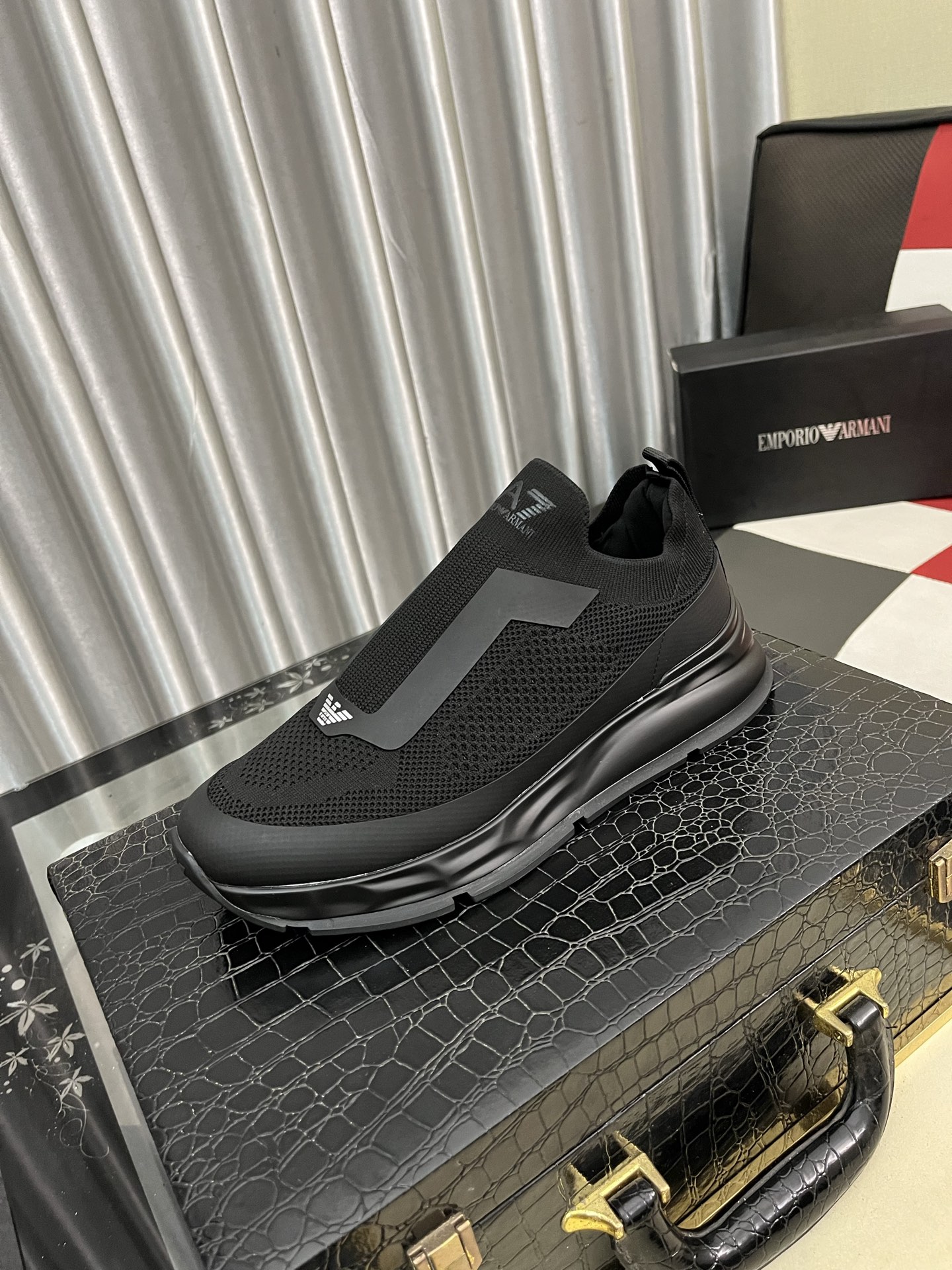 NO:345250,Armani Armani Official website latest model, new casual shoes of the same style as the counter swept the world, imported Italian calfskin fabric, very good on the feet, original quality, size: 39–44 (38 45 46 customized) 5 colors available,,armani,armani,cowhide19860909Armani·阿玛尼 官网最新款 专柜同款新品休闲鞋 席卷全球 进口意大利小牛皮面料 上脚效果非常赞 原单品质 码数:39–44（38 45 46订做）5色可选,,armani,armani,cowhide,Men's shoes