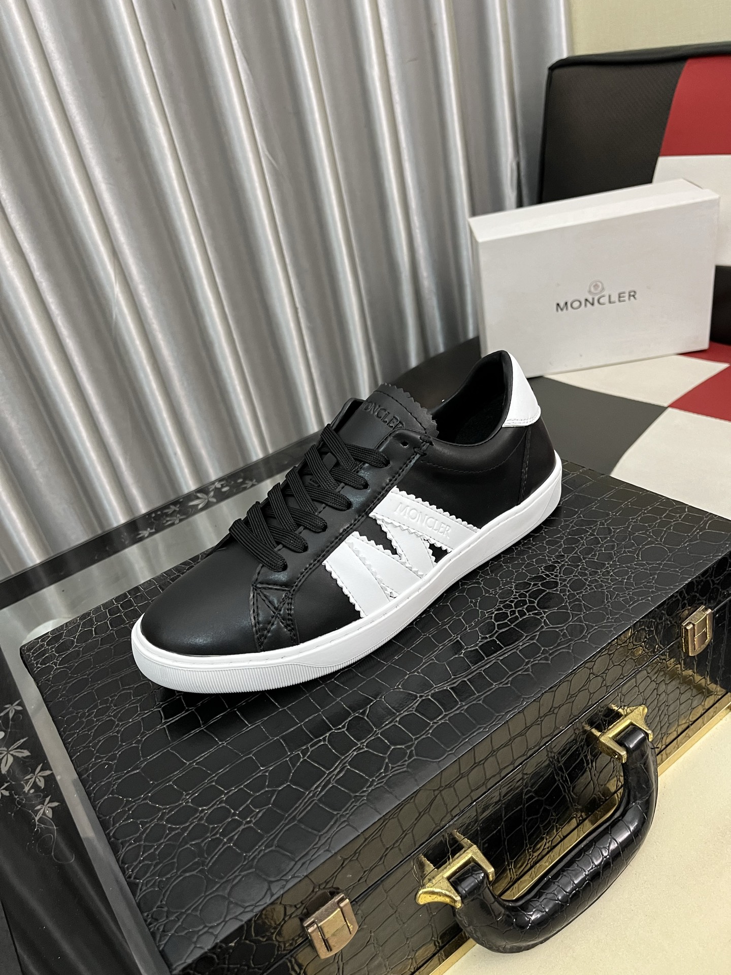 NO:345263,【MONCLER】The same style as the cover, the official website, high-quality men's shoes, customized material, calfskin, mesh breathable inner leather insole, original mold-opening anti-slip outsole style, men's casual sneakers, lace-up men's shoes series, European and American trendy style, random matching, comfortable foot feeling, standard size men's size 38-442 colors available,, Moncler, sneakers, cowhide,19860909【MONCLER】蒙口、官网同款 高品质男鞋 材料定制小牛皮 网布透气内里真皮鞋垫 原版开模防滑大底款式类型男士休闲运动鞋 系带款男鞋系列 欧美潮流风格 随意搭配 脚感舒适、标准码男码38-442色可选,,Moncler,sneakers,cowhide,Men's shoes