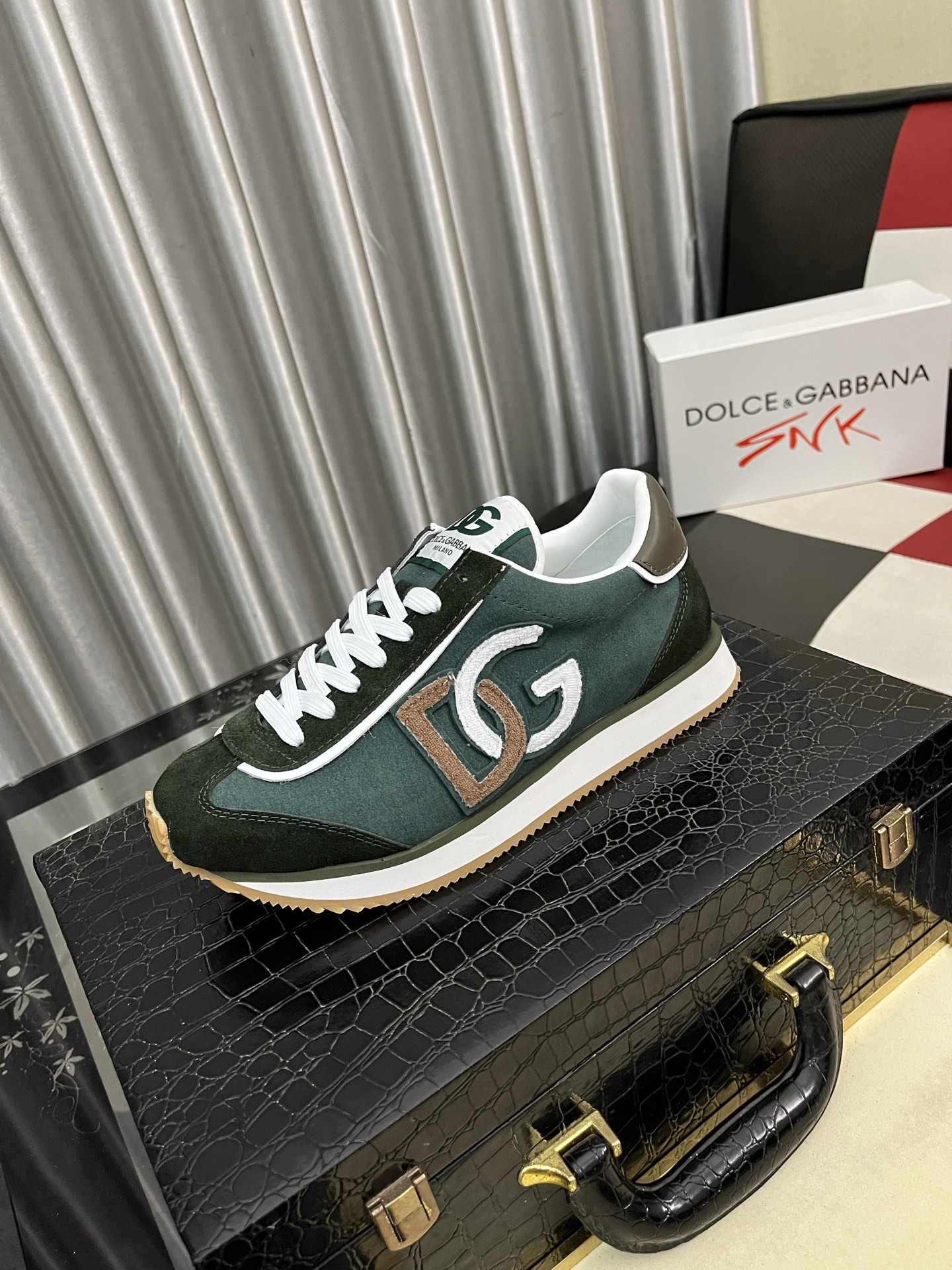 NO:345289,DG's latest popular casual shoes, with the tongue with the brand's signature details, and the combination of silk cowhide and cow velvet enhances the style. It is fashionable and versatile, which can add luster to various shapes. It creates a unique dynamic and modern exquisite design, showing modern and elegant style. Size36-46,,cowhide19860909DG最新爆款休闲鞋,鞋舌带有品牌标志性细节,丝绸牛皮与牛反绒相结合提升格调.时尚百搭,可为各式造型增光添彩.塑造独具动感活力与摩登气息的精致设计,尽显现代优雅格调. Size36-46,,cowhide,Men's shoes