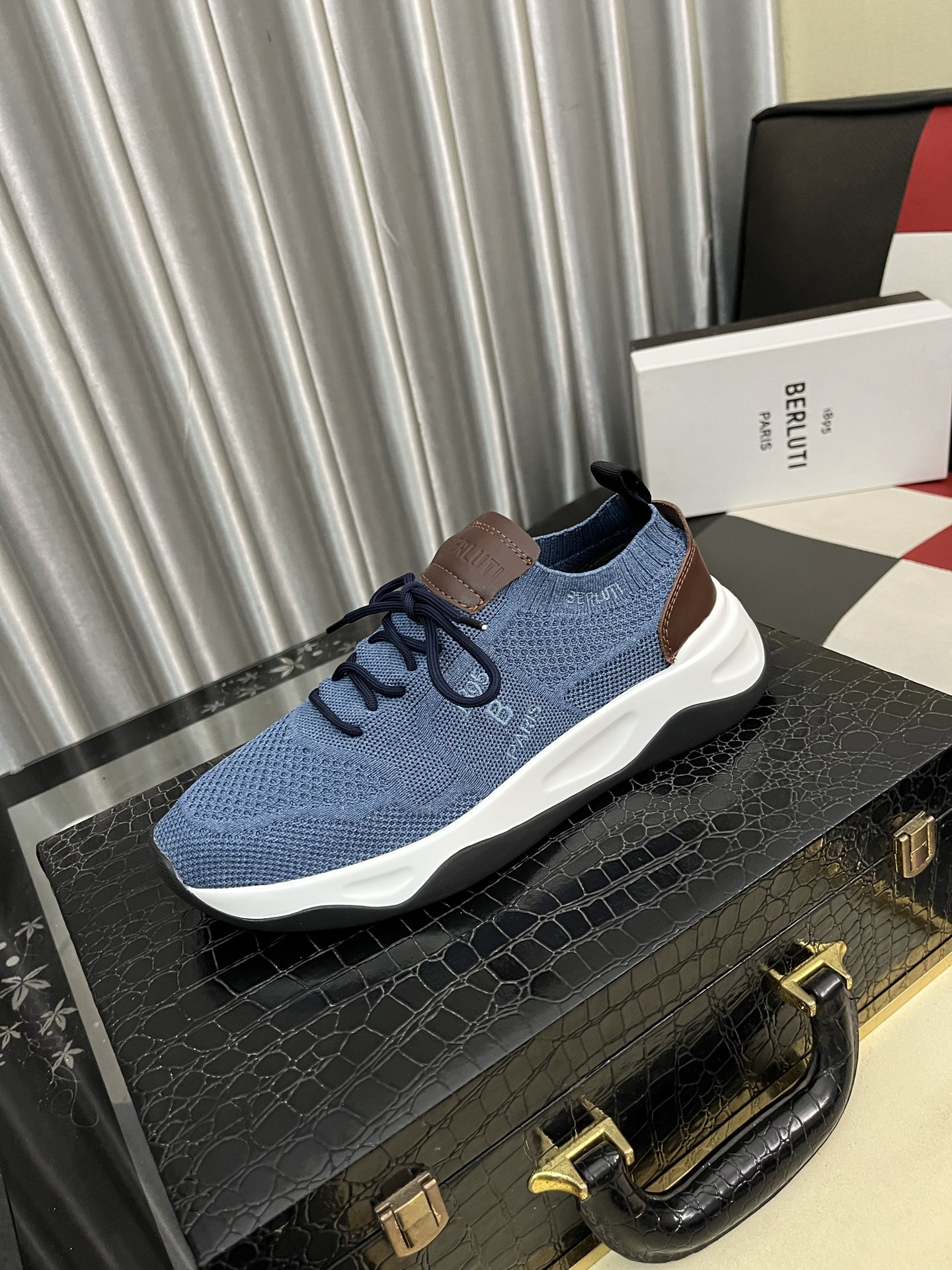 NO:345301,Berlui/Bruti Bruti hand-painted casual leather shoes, imported special cowhide surface polishing effect, combined with genuine leather laser engraving pattern, showing luxurious craftsmanship, special mold rubber sole for cowhide inner lining, special for upper laser brand, plain toe style design, simple and elegant, shoe tongue 1895 logo badge details Size38-46,,cowhide19860909Berlui/布鲁缇布鲁提手工擦色休闲皮鞋,进口专用牛皮面擦色效果,配合真皮镭射雕刻图案 尽显奢华工艺 牛皮内里专用模具橡胶大底 鞋面雷射品牌专用 素面鞋头风格设计 简约不失气质 鞋舌1895logo徽章细节  Size38-46,,cowhide,Men's shoes