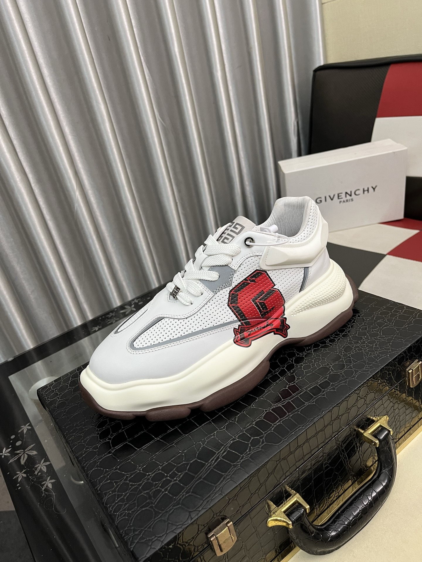 NO:346059,Gv *y~Givenchi. New GIV 1 men's thick-soled heightened casual sneakers, high-quality calfskin spliced ​​and breathable mesh on the upper!  The footwork is handsome and stylish, with 4CM height and enhancement of aura. The shoe body is contrasting and spliced ​​with 4G LOGO logo and three-dimensional GIVENCHY logo. The lightweight TPU foamed sole makes the feet feel light and comfortable!  Size38-44, given , given , given , given ,sneakers ,cowhide19860909Gv *y～纪梵希.全新GIV 1男士厚底增高休闲运动鞋,鞋面高品质小牛皮拼接透气网面制成！上脚效果帅气有型,增高4CM,提升气场,鞋身撞色拼接设计,饰有4G LOGO标志和立体GIVENCHY标志.轻质TPU发泡大底,脚感轻便舒适！ Size38-44,,givenchy,givenchy,sneakers,cowhide,Men's shoes