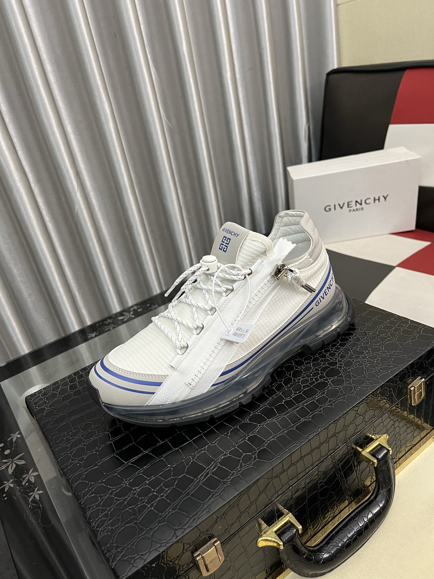 NO:888572,Gv*y～Givenchy. Brand new GIV 1 men's thick-soled and elevated casual sneakers, uppers made of high-quality calfskin and breathable mesh!  The on-foot effect is handsome and stylish, with an increase of 4CM to enhance the aura. The shoe body is designed with contrasting colors and is decorated with 4G LOGO and three-dimensional GIVENCHY logo. The lightweight TPU foam outsole makes the foot feel light and comfortable!  Size38-442 colors available,,givenchy,givenchy,sneakers,cowhide19860909Gv *y～纪梵希.全新GIV 1男士厚底增高休闲运动鞋,鞋面高品质小牛皮拼接透气网面制成！上脚效果帅气有型,增高4CM,提升气场,鞋身撞色拼接设计,饰有4G LOGO标志和立体GIVENCHY标志.轻质TPU发泡大底,脚感轻便舒适！ Size38-442色可选,,givenchy,givenchy,sneakers,cowhide,Men's shoes