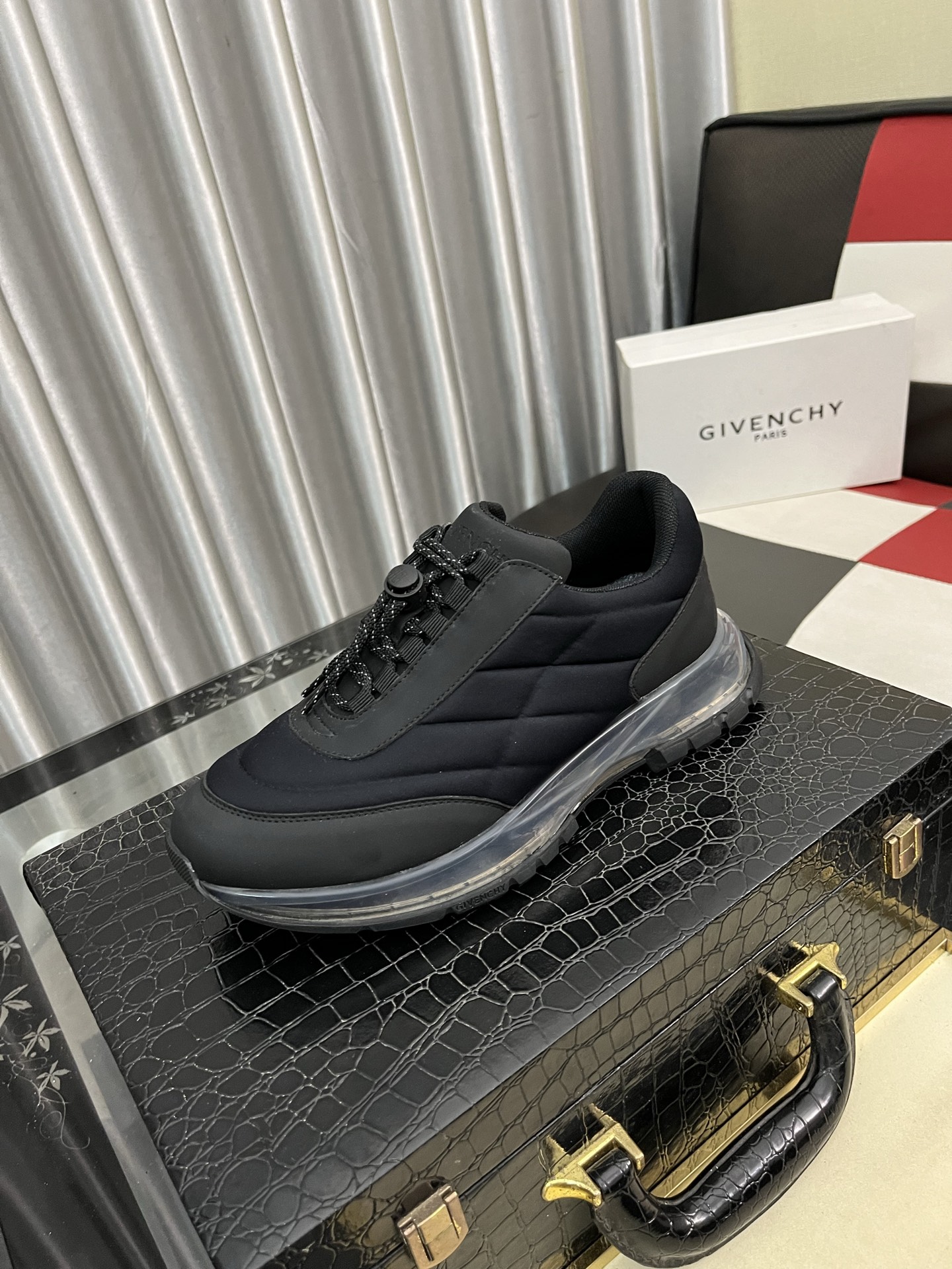 NO:346072,Gv *y~Givenchi. New GIV 1 men's thick-soled heightened casual sneakers, high-quality calfskin spliced ​​and breathable mesh on the upper!  The footwork is handsome and stylish, with 4CM height and enhancement of aura. The shoe body is contrasting and spliced ​​with 4G LOGO logo and three-dimensional GIVENCHY logo. The lightweight TPU foamed sole makes the feet feel light and comfortable!  Size38-442 colors available, given, given, given, given, sneakers, cowhide19860909Gv *y～纪梵希.全新GIV 1男士厚底增高休闲运动鞋,鞋面高品质小牛皮拼接透气网面制成！上脚效果帅气有型,增高4CM,提升气场,鞋身撞色拼接设计,饰有4G LOGO标志和立体GIVENCHY标志.轻质TPU发泡大底,脚感轻便舒适！ Size38-442色可选,,givenchy,givenchy,sneakers,cowhide,Men's shoes