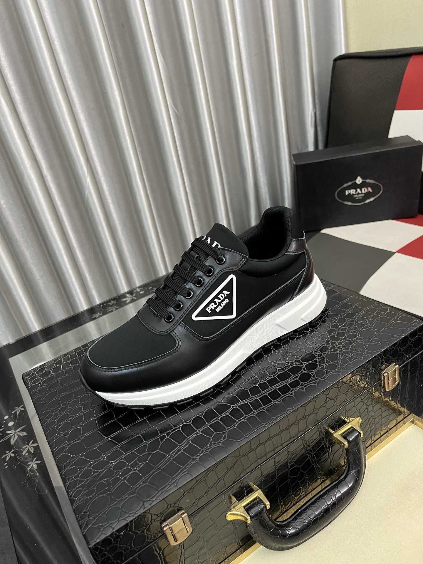 NO:346092,Prada PRADA original single quality. ~ Unique modern style sneakers. Casual shoes must-have for men. Italian imported original brand, imported original leather, Yangli (refuse to remove and polish the feet) sole factory special original sole, French lazy style design, foot fitting on the original single quality, super comfortable original sole. Just like the real thing is more beautiful, high-quality shoes, size 38-444 colors available, prada, prada, sneakers19860909普拉达PRADA 原单品质.～ 独特现代风运动鞋.休闲鞋潮男必备款 意大利进口原版品牌,进口原版皮,羊里（拒绝脱色磨脚）鞋底原厂特供原版底,法国懒人风格设计 贴脚 在贴原单品质 超舒服原版底 .就好像实物拍摄实物更赞 ,高品质板鞋 码数38-444色可选,,prada,prada,sneakers,Men's shoes