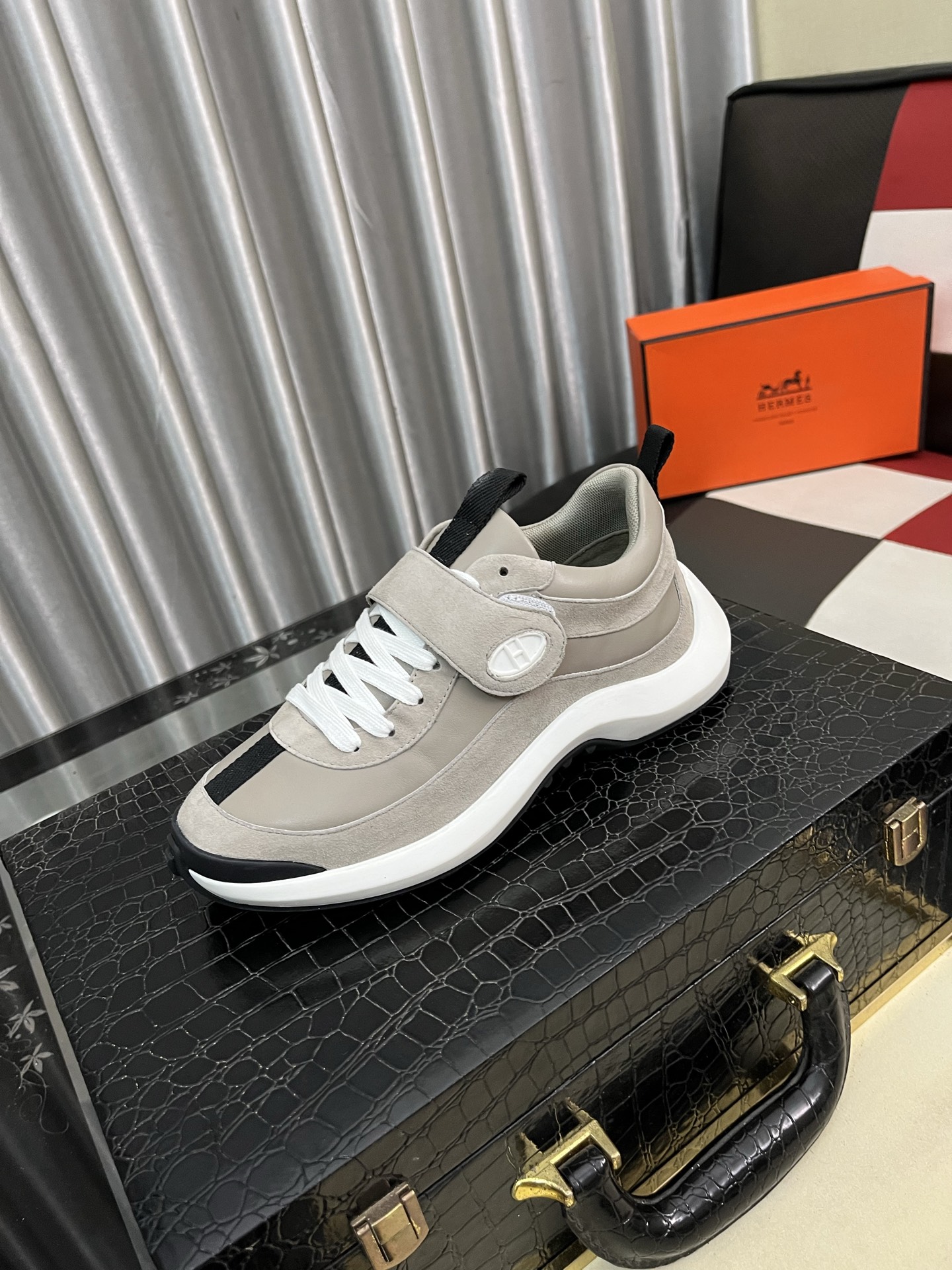 NO:345940,【HERMES】HERMES - High-end quality Original single casual sports shoes - Upper Napa calfskin, reverse velvet calfskin, shoe body sewing brand H totem, shoe tongue brand logo cloth - Inner water dyed cowhide - Outsole ultra-light TPU foaming·rubber; Two-color molded outsole - Ultra-high quality control·fine workmanship highlighted (high-end, noble, grade) -Size 36-44 (45, custom made),, hermes, hermes, sneakers, cowhide19860909【 HERMES】爱马仕 -高端品质 原单·休闲运动鞋 -鞋面纳帕小牛皮、反绒小牛皮、鞋身车缝品牌H图腾、鞋舌品牌logo布标 -内里水染牛皮 -大底超轻TPU发泡·橡胶；双色成型大底 -超高品控·做工精细凸显(高端·贵气·档次) -Size 36-44（45,可订做),,hermes,hermes,sneakers,cowhide,Men's shoes