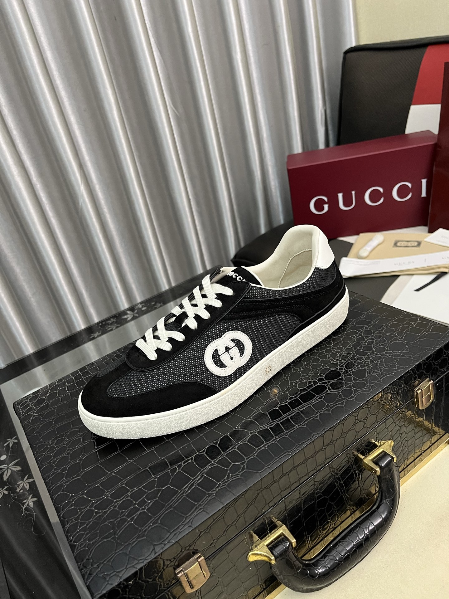 NO:346998,【GUCCI】Guqi men's casual shoes are absolutely popular and the ultimate matching item for trendy men!  The super texture and charm are unstoppable. The main style is the one with bright colors in the floral leather!  The upper is made of high-quality brand printed fabrics with cowhide, breathable leather inner footbed, wear-resistant rubber sole, noble and elegant!  Extreme comfort level, you can be as handsome as you want 35-44,,gucci,cowhide19860909【GUCCI】古奇男鞋休闲鞋绝对火爆潮男的极致搭配单品！超质感魅力挡不住,主推款,花皮色彩亮丽！鞋面选用优质品牌印花面料搭配牛皮,透气真皮内里垫脚, 耐磨橡胶底,高贵典雅！舒适度爆棚想怎么帅就怎么帅 35-44,,gucci,cowhide,Men's shoes