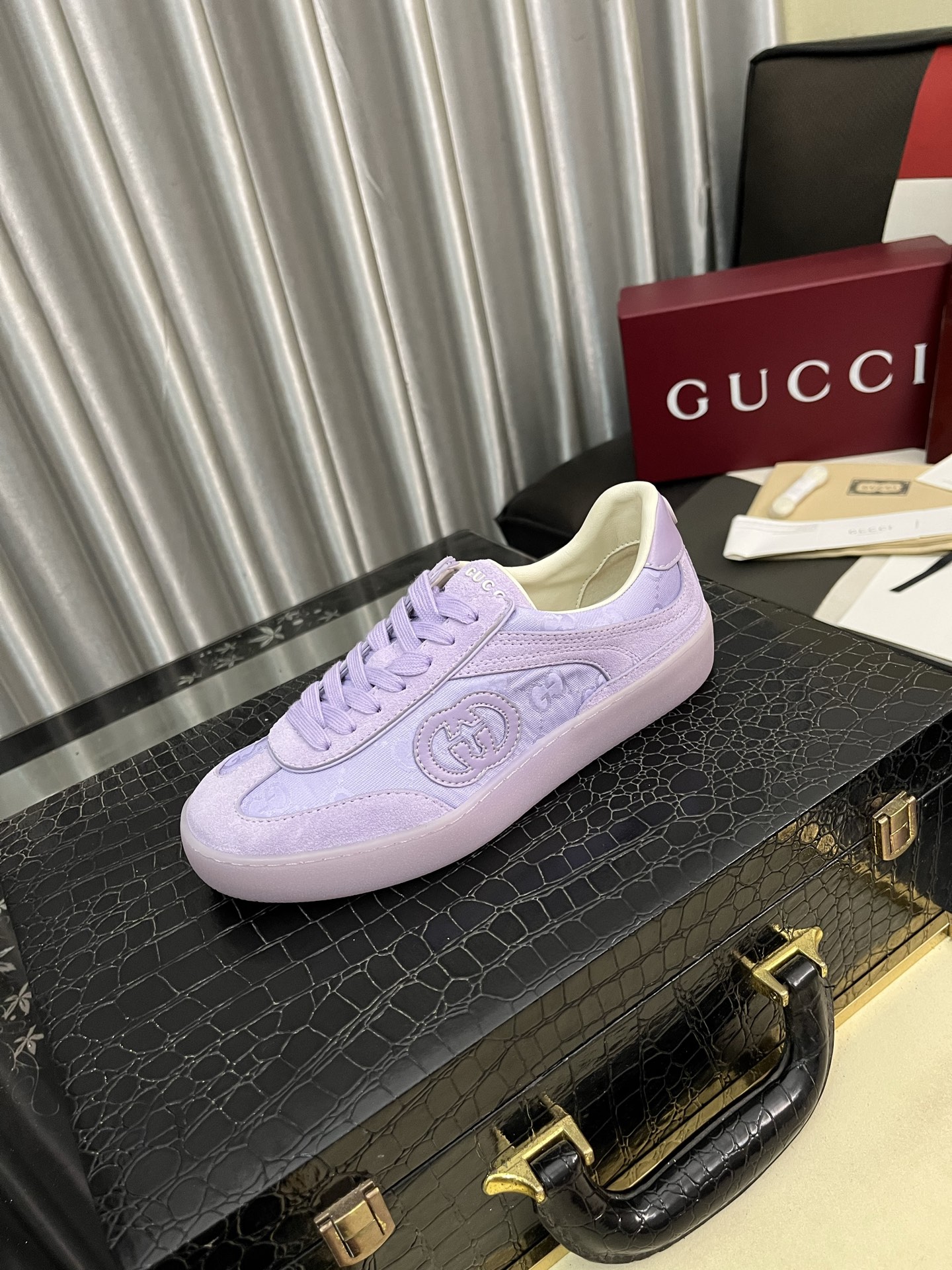 NO:347016,Women's [GUCCI] Guqi men's casual shoes are absolutely popular and the ultimate matching item for trendy men!  The super texture and charm are unstoppable. The main style is the one with bright colors in the floral leather!  The upper is made of high-quality brand printed fabrics with cowhide, breathable leather inner footbed, wear-resistant rubber sole, noble and elegant!  Extreme comfort level, you can be as handsome as you want 35-40,,gucci,cowhide19860909女款【GUCCI】古奇男鞋休闲鞋绝对火爆潮男的极致搭配单品！超质感魅力挡不住,主推款,花皮色彩亮丽！鞋面选用优质品牌印花面料搭配牛皮,透气真皮内里垫脚, 耐磨橡胶底,高贵典雅！舒适度爆棚想怎么帅就怎么帅 35-40,,gucci,cowhide,Men's shoes