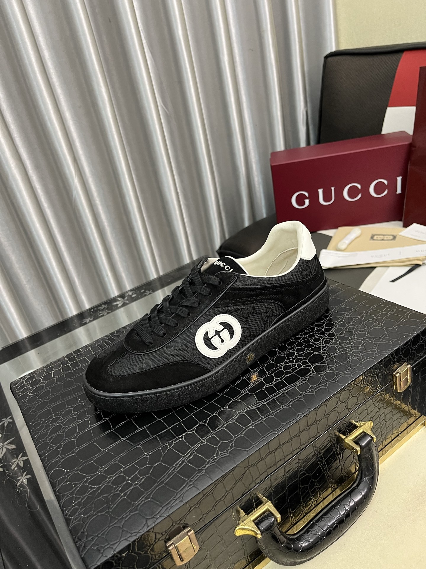 NO:347032,【GUCCI】Guqi men's casual shoes are absolutely popular and the ultimate matching item for trendy men!  The super texture and charm are unstoppable. The main style is the one with bright colors in the floral leather!  The upper is made of high-quality brand printed fabrics with cowhide, breathable leather inner footbed, wear-resistant rubber sole, noble and elegant!  Extreme comfort level, you can be as handsome as you want 35-44,,gucci,cowhide19860909【GUCCI】古奇男鞋休闲鞋绝对火爆潮男的极致搭配单品！超质感魅力挡不住,主推款,花皮色彩亮丽！鞋面选用优质品牌印花面料搭配牛皮,透气真皮内里垫脚, 耐磨橡胶底,高贵典雅！舒适度爆棚想怎么帅就怎么帅 35-44,,gucci,cowhide,Men's shoes