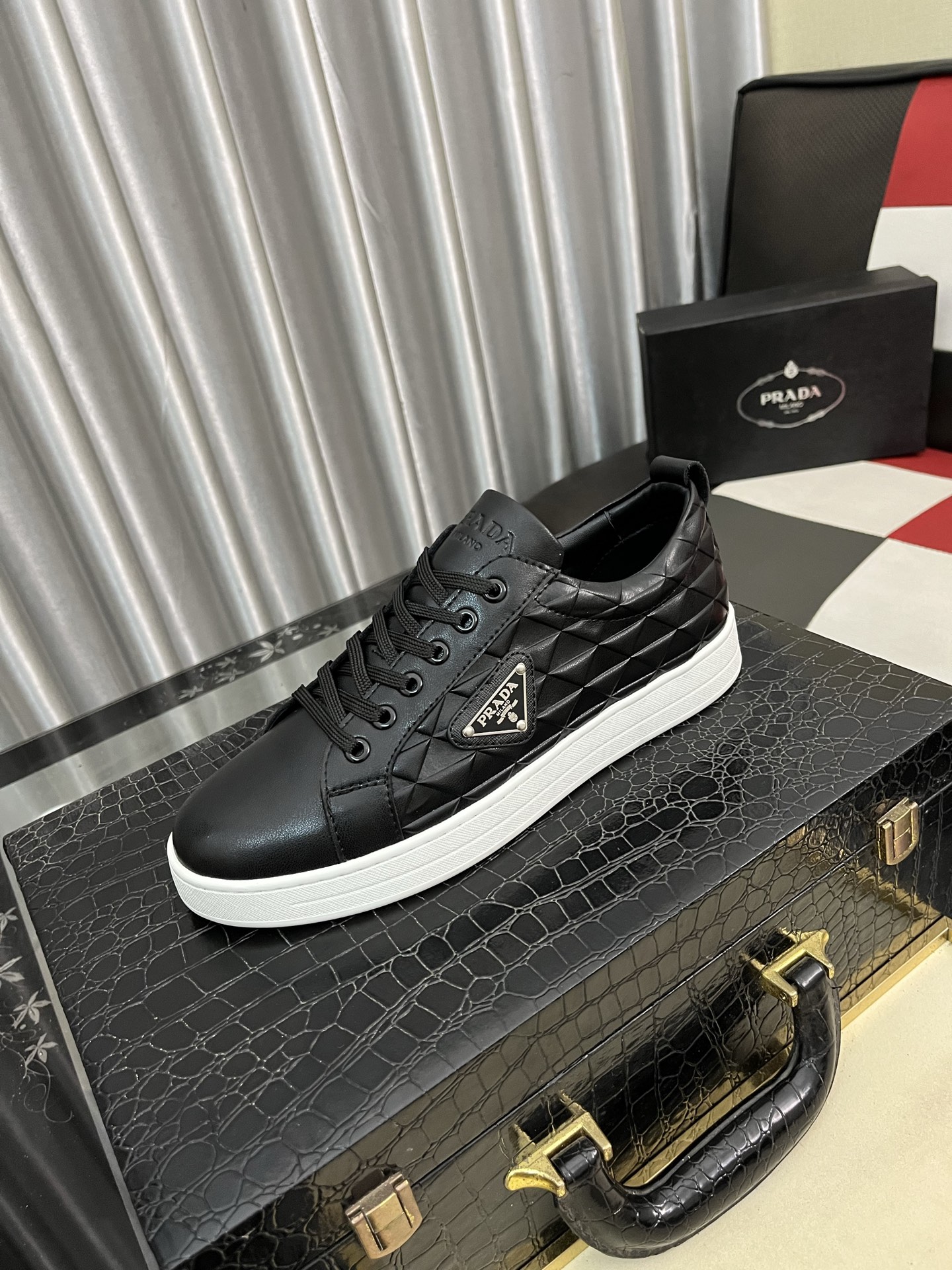 NO:347049,Prada PRADA original single quality. ~ Unique modern style sneakers. Casual shoes must-have for men. Italian imported original brand, imported original leather, Yangli (refuse to remove and polish the feet) sole original factory special original sole, French lazy style design, foot fitting on the original quality, super comfortable original sole. 38-444 colors available, prada, prada, sneakers19860909普拉达PRADA 原单品质.～ 独特现代风运动鞋.休闲鞋潮男必备款 意大利进口原版品牌,进口原版皮,羊里（拒绝脱色磨脚）鞋底原厂特供原版底,法国懒人风格设计 贴脚 在贴原单品质 超舒服原版底 .码数38-444色可选,,prada,prada,sneakers,Men's shoes