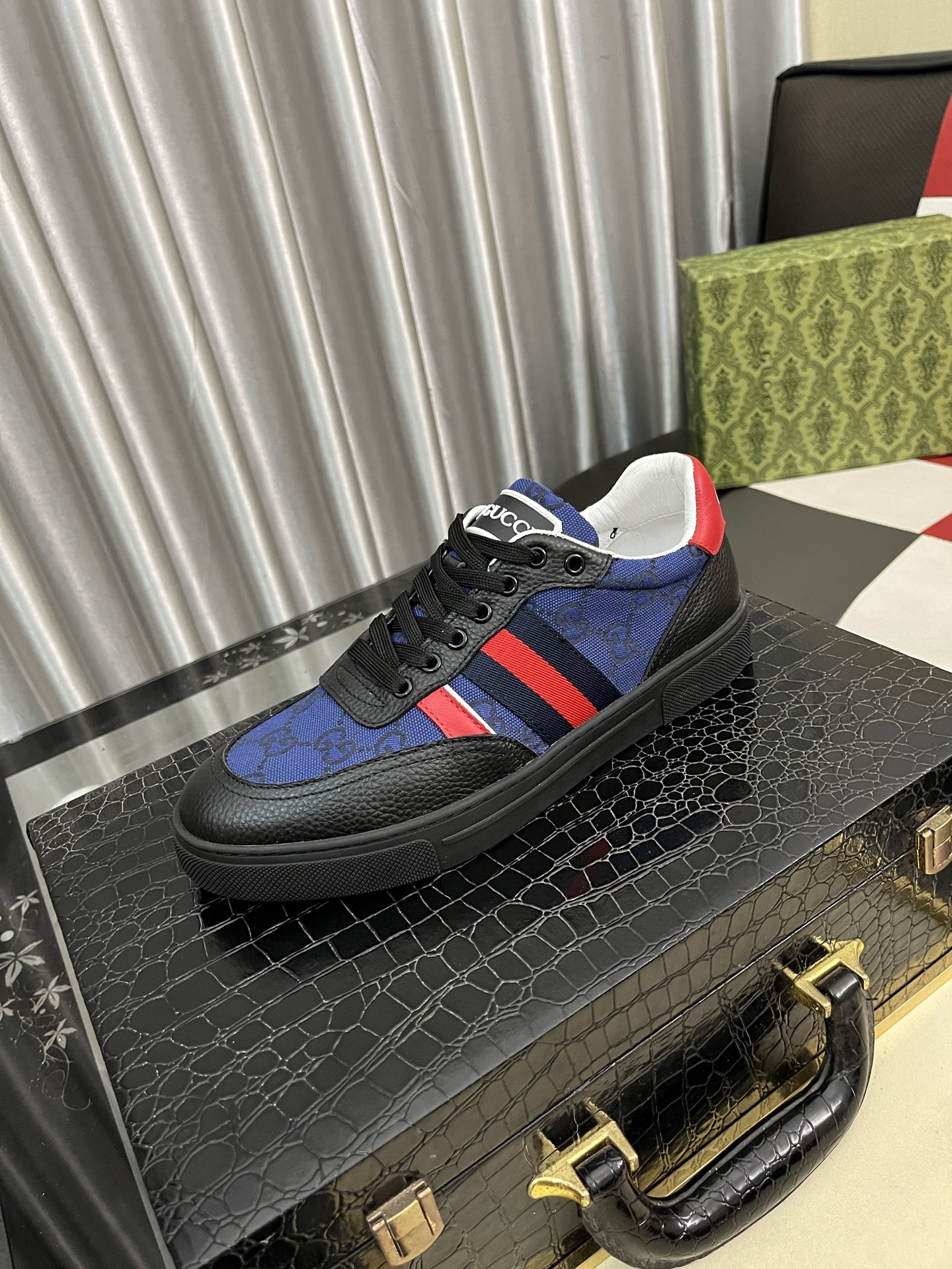 NO:347066,[Guqi] Latest casual men's shoes, welcome 1:1 comparison, single style of Hong Kong counter casual shoes, counter quality, support inspection, high-quality workmanship, upper uses imported Italian timber cowhide, breathable sheepskin inner lining, original fashion sports sole, casual fashion, high-end quality, size 38-44 5 colors available, cowhide, sheepskin19860909【古奇】最新休闲男鞋,欢迎1:1对比,爆单款香港专柜休闲鞋,专柜品质,支持验货,优质做工,鞋面采用意大利进口胎牛皮 透气羊皮内里,原版时尚运动大底 ,休闲时尚,高端品质,码数38-44 5色可选,,cowhide,sheepskin,Men's shoes