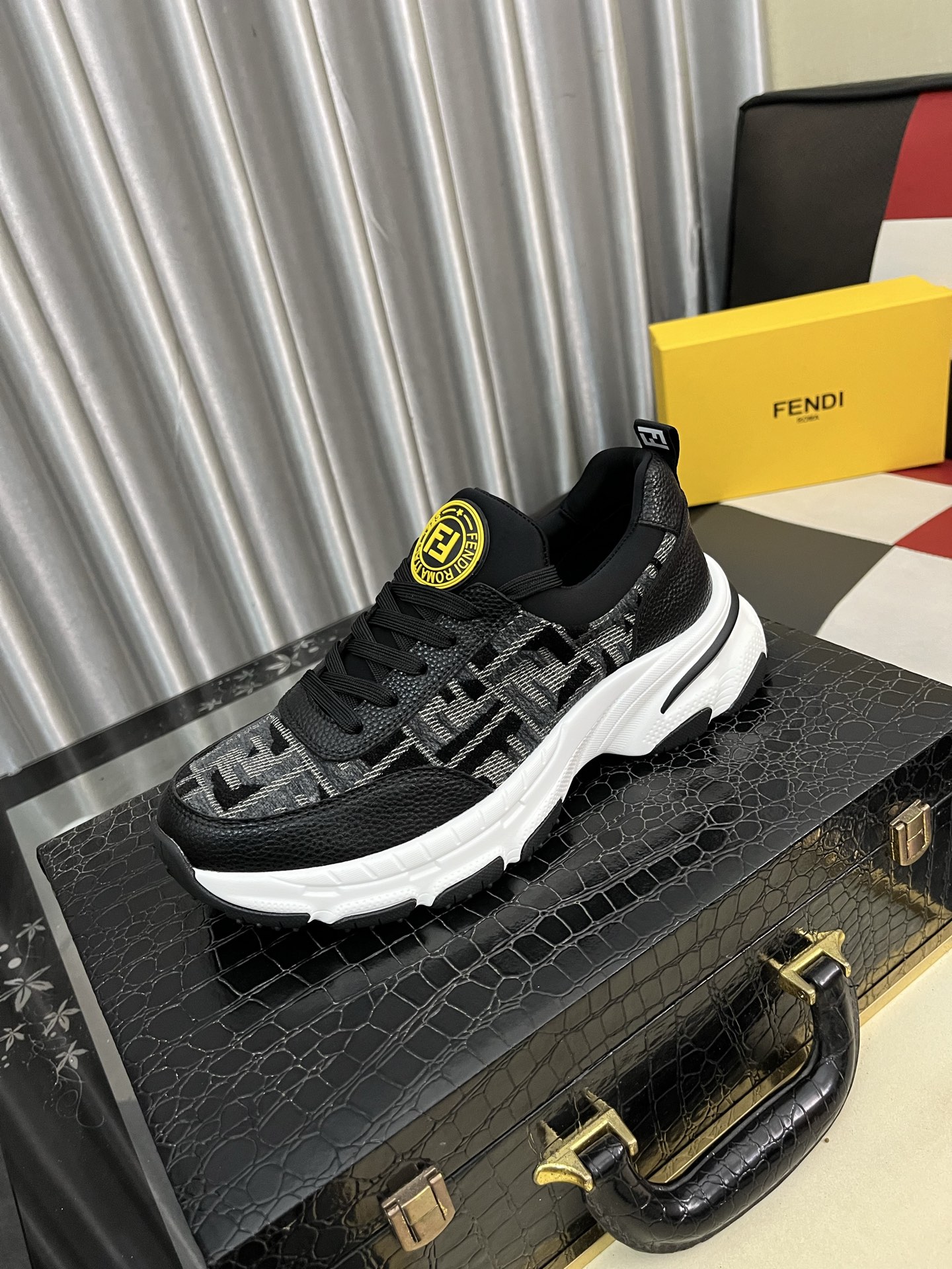 NO:347084,【FENDI】Fendi classic comfortable men, this complex sneaker is made of soft calf leather genuine leather inner original ultra light rubber material rough-grained sole. This unique and light style is suitable for the casual and exquisite sensibility of this season. The number of 38-443 colors is available, fendi, fendi, sneakers, cowhide19860909【FENDI】芬迪经典舒适男士,这款复杂的运动鞋是由柔软的小牛皮真皮内里原版超轻橡胶材质粗纹大底 这种独特的轻薄风格适合这个季节的随意而精致的感性,码数38-443色可选,,fendi,fendi,sneakers,cowhide,Men's shoes