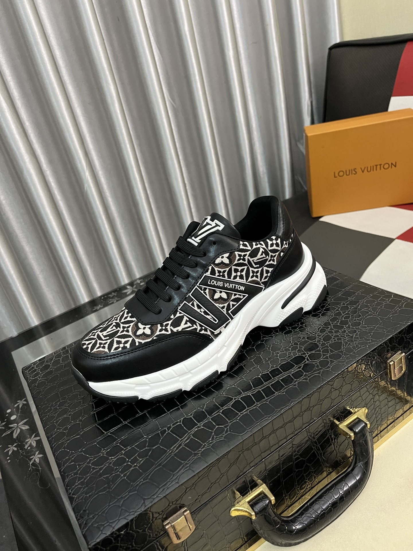 NO:347099,LV Louis Vuitton. The latest trendy shoes and casual shoes in physical store hit sizes 38-44. New products are comfortable for spring and summer imported custom original cowhide, unique jacquard fabric element design. Paired with sheepskin inner lining, Lv original bottom, [Sun] [Sun] high-end packaging high-quality details determine quality, and you can enter and exit the counter at will. Welcome to compare 3 colors to choose from, louis vuitton, louis vuitton, cowhide, sheepskin19860909LV 路易威登.最新潮鞋休闲鞋实体店爆款38-44码. 新品春夏季舒适进口定制原版牛皮,独特提花面料元素设计.搭配羊皮内里,Lv原版底,[太阳][太阳]高端包装高品质细节决定品质、可随意进出专柜,欢迎对比3色可选,,louis vuitton,louis vuitton,cowhide,sheepskin,Men's shoes