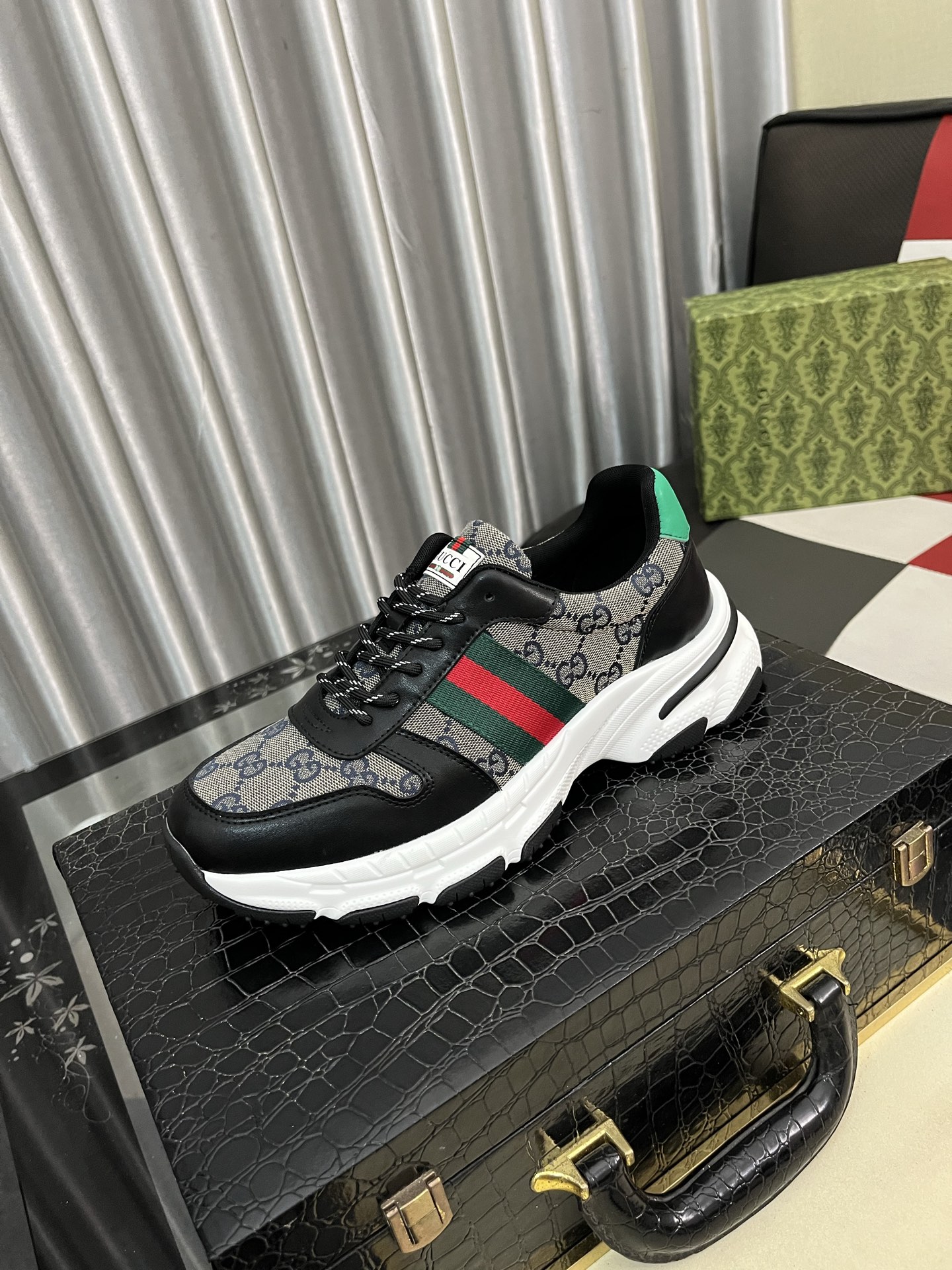 NO:347130,Guchi's unique modern style sneakers. Counter purchasing casual shoes. Italian imported original leather, pigli (refuse to remove and polish the feet) sole is specially supplied with original sole, super cool French lazy style design Original single quality Super comfortable wear-resistant original sole. Size 38-442 colors available, sneakers19860909古奇独特现代风运动鞋.专柜代购休闲鞋 意大利进口原版皮,猪里（拒绝脱色磨脚）鞋底原厂特供原版底,超酷 法国懒人风格设计 原单品质 超舒服耐磨原版底 .码数38-442色可选,,sneakers,Men's shoes