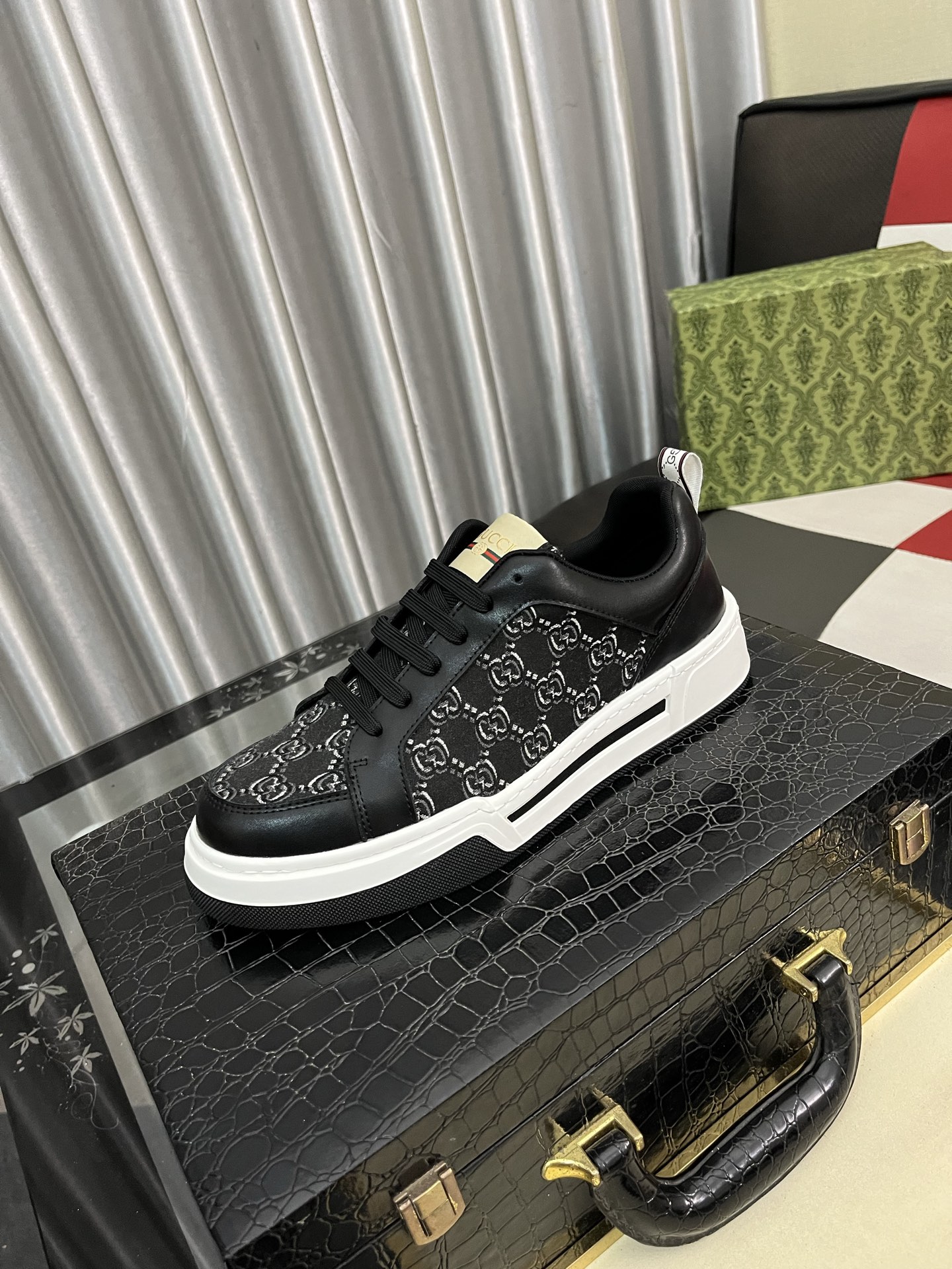 NO:347153,Guchi's unique modern style sneakers. Counter purchasing casual shoes. Italian imported original leather, pigli (refuse to remove and polish the feet) sole is specially supplied with original sole, super cool French lazy style design Original single quality Super comfortable wear-resistant original sole. Size 38-443 colors available, sneakers19860909古奇独特现代风运动鞋.专柜代购休闲鞋 意大利进口原版皮,猪里（拒绝脱色磨脚）鞋底原厂特供原版底,超酷 法国懒人风格设计 原单品质 超舒服耐磨原版底 .码数38-443色可选,,sneakers,Men's shoes