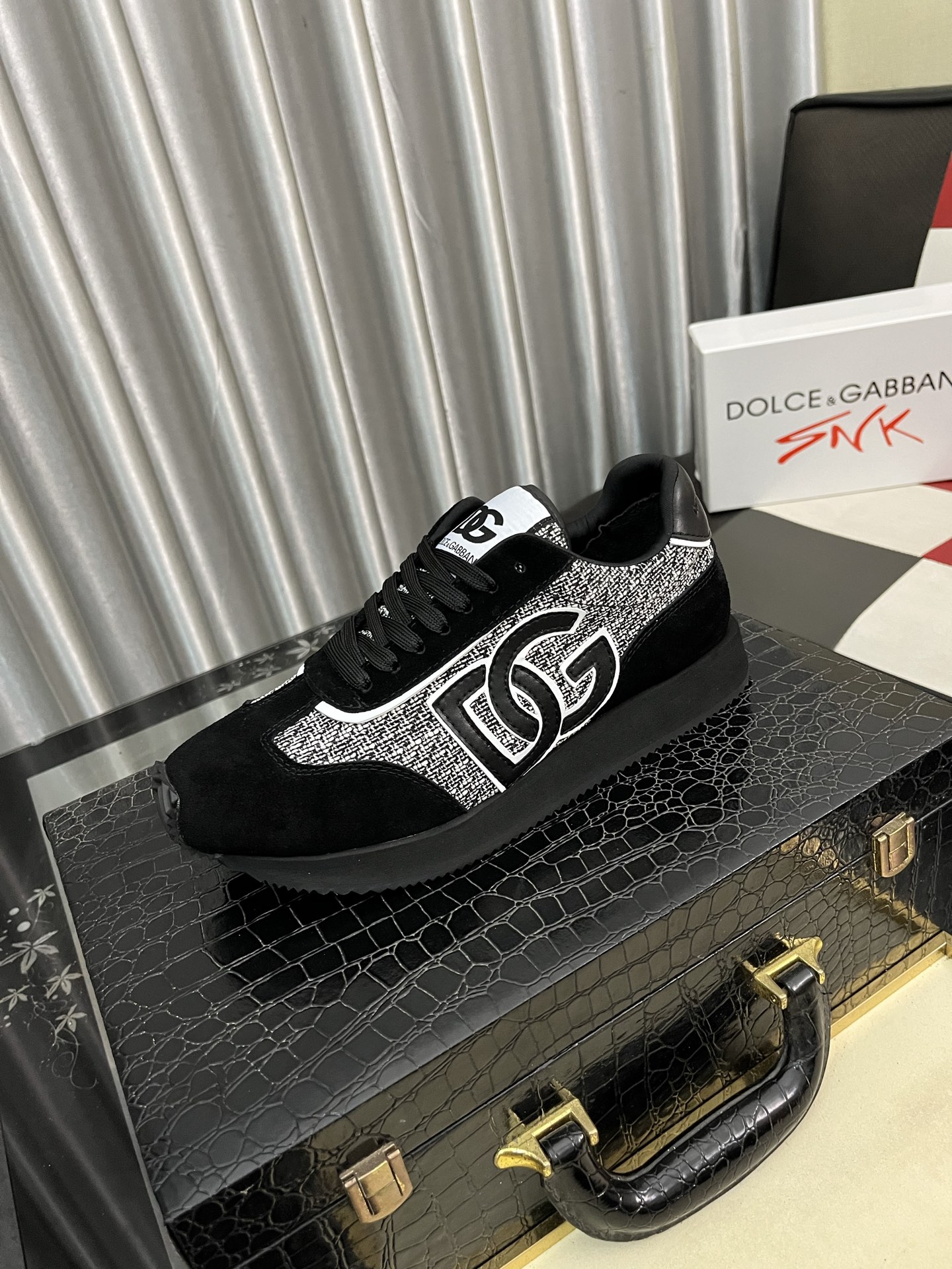 NO:347003,DG's latest popular casual shoes, with the tongue with the brand's signature details, and the combination of silk cowhide and cow velvet enhances the style. It is fashionable and versatile, which can add luster to various shapes. It creates a unique dynamic and modern exquisite design, showing modern and elegant style. Size36-46,,cowhide19860909DG最新爆款休闲鞋,鞋舌带有品牌标志性细节,丝绸牛皮与牛反绒相结合提升格调.时尚百搭,可为各式造型增光添彩.塑造独具动感活力与摩登气息的精致设计,尽显现代优雅格调. Size36-46,,cowhide,Men's shoes