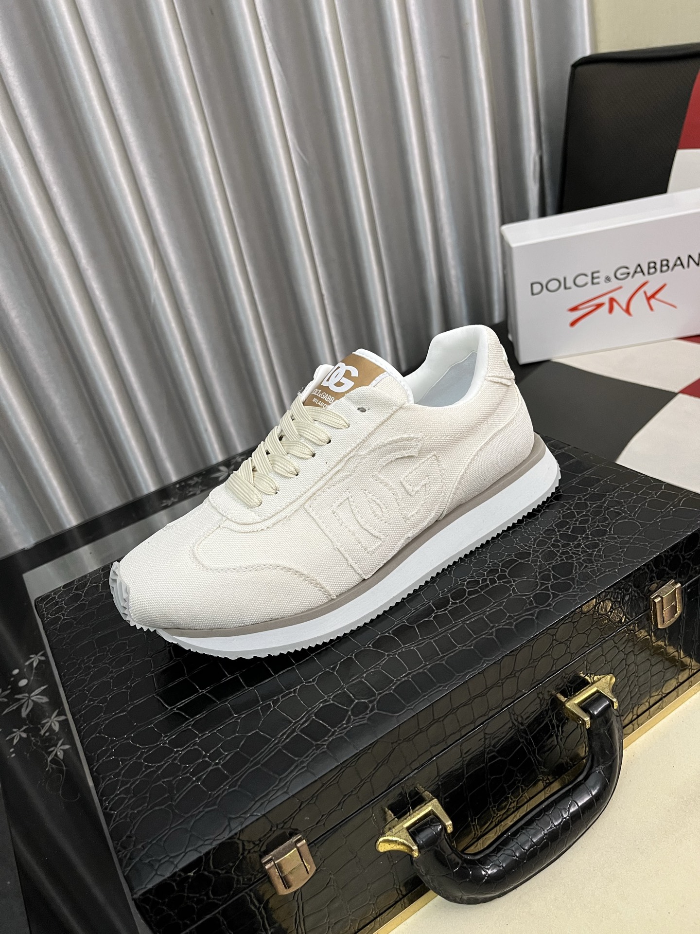 NO:690348,DG's latest popular casual shoes, the tongue has the brand's iconic details, and the combination of silk cowhide and cowhide velvet enhances the style. Fashionable and versatile, it can add luster to various looks. It creates a unique dynamic, energetic and modern exquisite design, showing a modern and elegant style. Size36-464 colors are available,,cowhide19860909DG最新爆款休闲鞋,鞋舌带有品牌标志性细节,丝绸牛皮与牛反绒相结合提升格调.时尚百搭,可为各式造型增光添彩.塑造独具动感活力与摩登气息的精致设计,尽显现代优雅格调. Size36-464色可选,,cowhide,Men's shoes