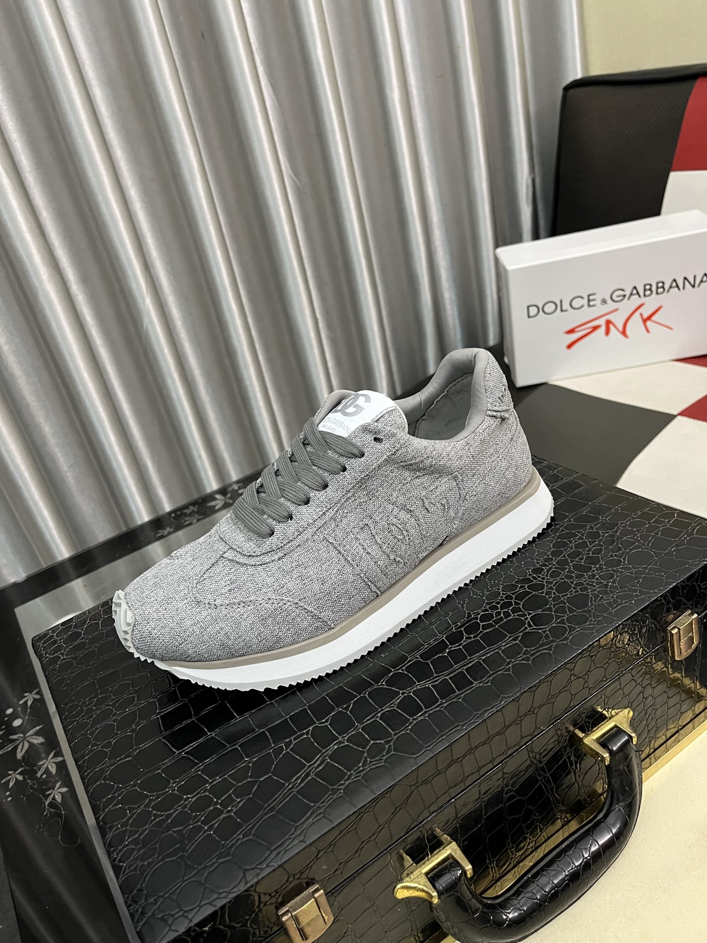 NO:690353,DG's latest popular casual shoes, the tongue has the brand's iconic details, and the combination of silk cowhide and cowhide velvet enhances the style. Fashionable and versatile, it can add luster to various looks. It creates a unique dynamic, energetic and modern exquisite design, showing a modern and elegant style. Size36-464 colors are available,,cowhide19860909DG最新爆款休闲鞋,鞋舌带有品牌标志性细节,丝绸牛皮与牛反绒相结合提升格调.时尚百搭,可为各式造型增光添彩.塑造独具动感活力与摩登气息的精致设计,尽显现代优雅格调. Size36-464色可选,,cowhide,Men's shoes