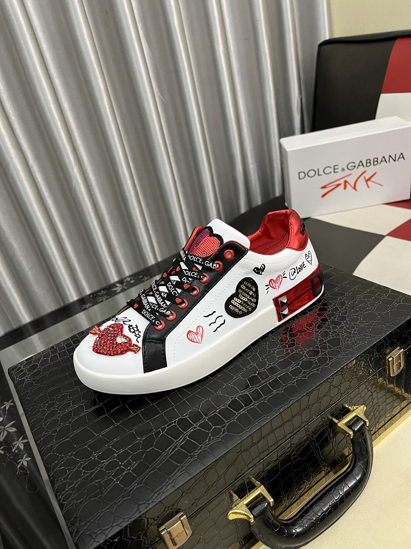 NO:347015,DG's latest popular casual shoes, with the tongue with brand iconic details, and the combination of silk cowhide and cow velvet enhances the style. It is fashionable and versatile, which can add luster and color to various shapes. It creates a unique dynamic and modern exquisite design, showing a modern and elegant style. Size36-464 colors available, cowhide19860909DG最新爆款休闲鞋,鞋舌带有品牌标志性细节,丝绸牛皮与牛反绒相结合提升格调.时尚百搭,可为各式造型增光添彩.塑造独具动感活力与摩登气息的精致设计,尽显现代优雅格调. Size36-464色可选,,cowhide,Men's shoes