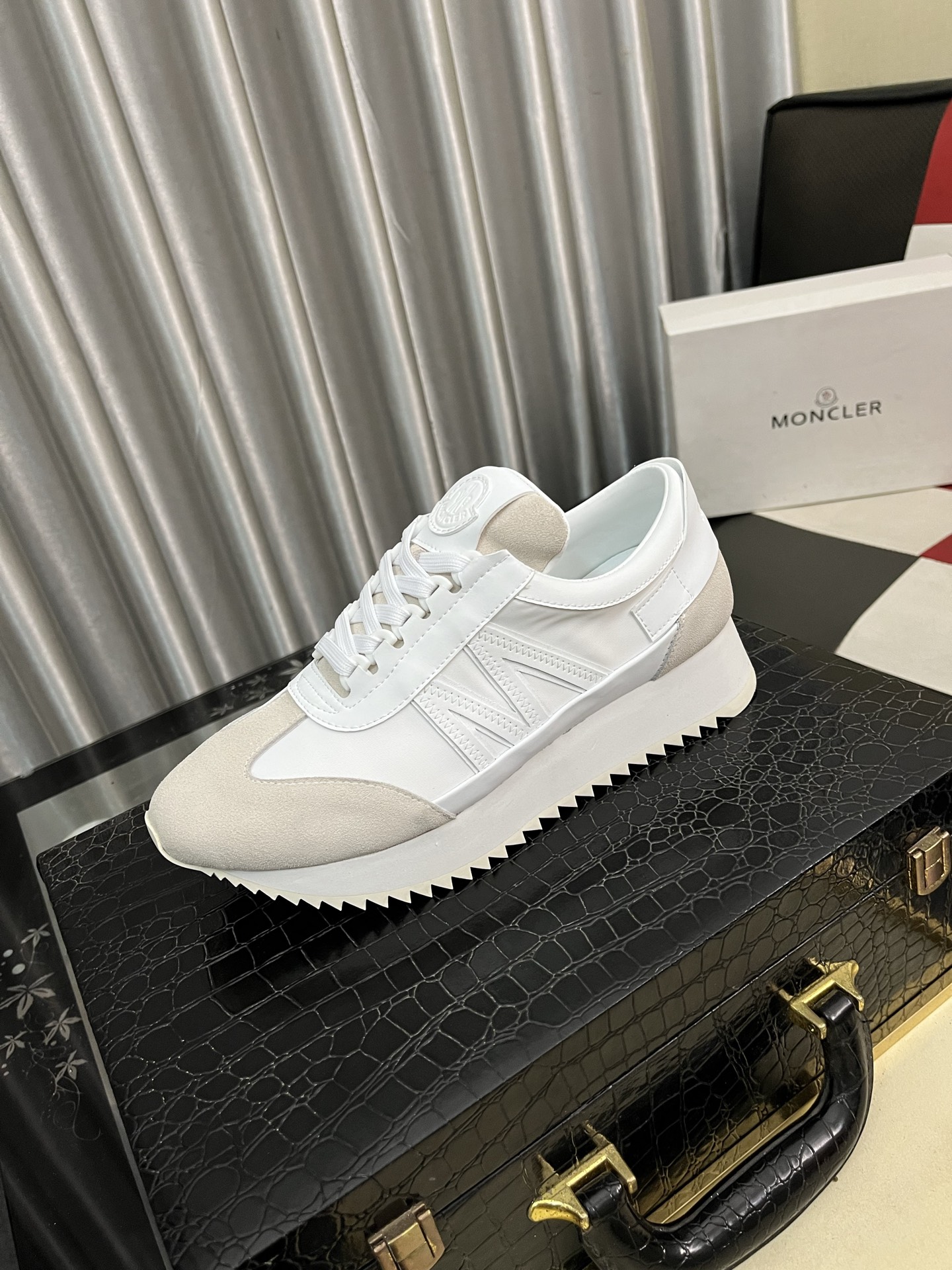 NO:690351,[Moncler~] Men's casual shoes 2025z cabinet simultaneous sale Code number: 38-44 # 2 colors of uppers made of multi-material stitching genuine leather lining, comfortable and breathable, original soles comfortable and wear-resistant outsole, the real thing is better when photographed, Moncler19860909【蒙口～】男士休闲鞋 2025z柜同步发售 码数:38-44 # 2个颜色鞋面选用多材质拼接真皮内里,舒适透气,鞋底原版舒适耐磨大底,实物拍摄实物更赞,,Moncler,Men's shoes