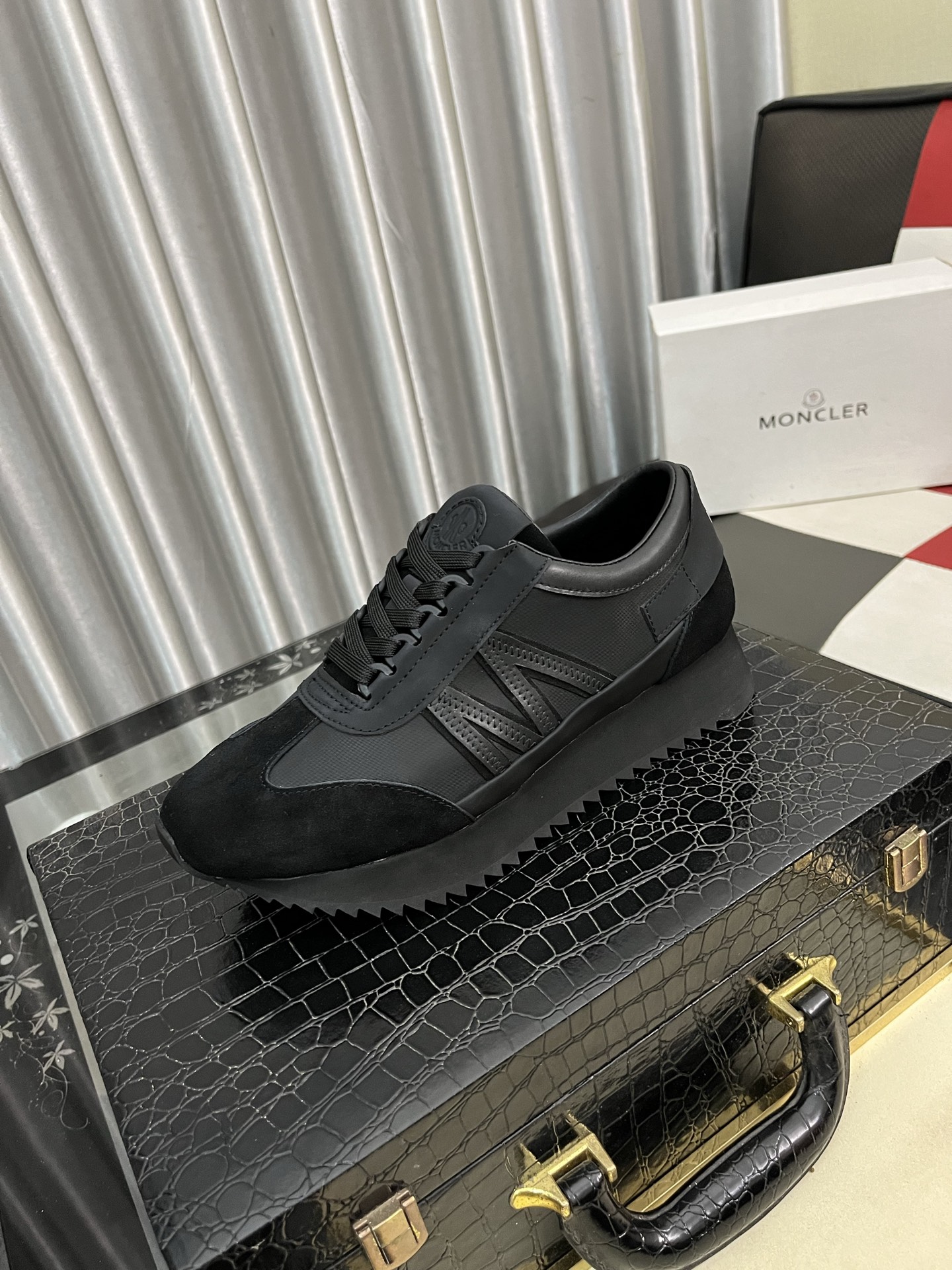 NO:347031,[Shield ~] Men's casual shoes are available simultaneously in 2025z cabinet. Size: 38-44 # 2 color uppers are made of multi-material spliced ​​leather inner lining, comfortable and breathable, original sole is comfortable and wear-resistant, real-life shooting is even better, Moncler19860909【蒙口～】男士休闲鞋 2025z柜同步发售 码数:38-44 # 2个颜色鞋面选用多材质拼接真皮内里,舒适透气,鞋底原版舒适耐磨大底,实物拍摄实物更赞,,Moncler,Men's shoes