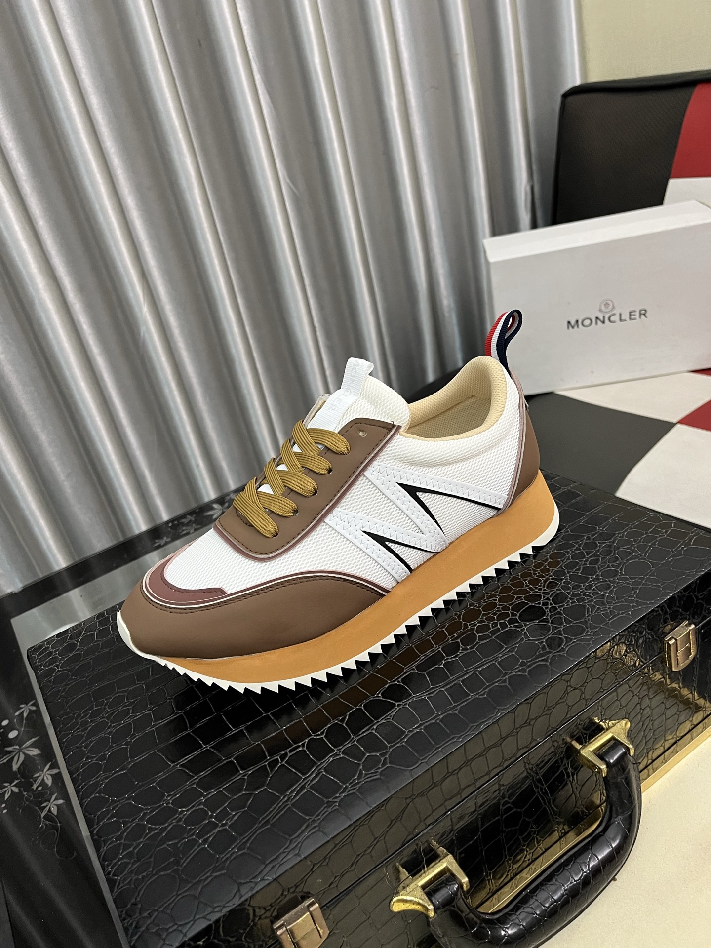 NO:347054,[Shield ~] Men's casual shoes are available simultaneously in 2025z cabinet. Size: 38-44 # The upper is made of multi-material spliced ​​leather inner lining, comfortable and breathable, the original sole is comfortable and wear-resistant, and the real shot is even better. Moncler19860909【蒙口～】男士休闲鞋 2025z柜同步发售 码数:38-44 # 鞋面选用多材质拼接真皮内里,舒适透气,鞋底原版舒适耐磨大底,实物拍摄实物更赞,,Moncler,Men's shoes