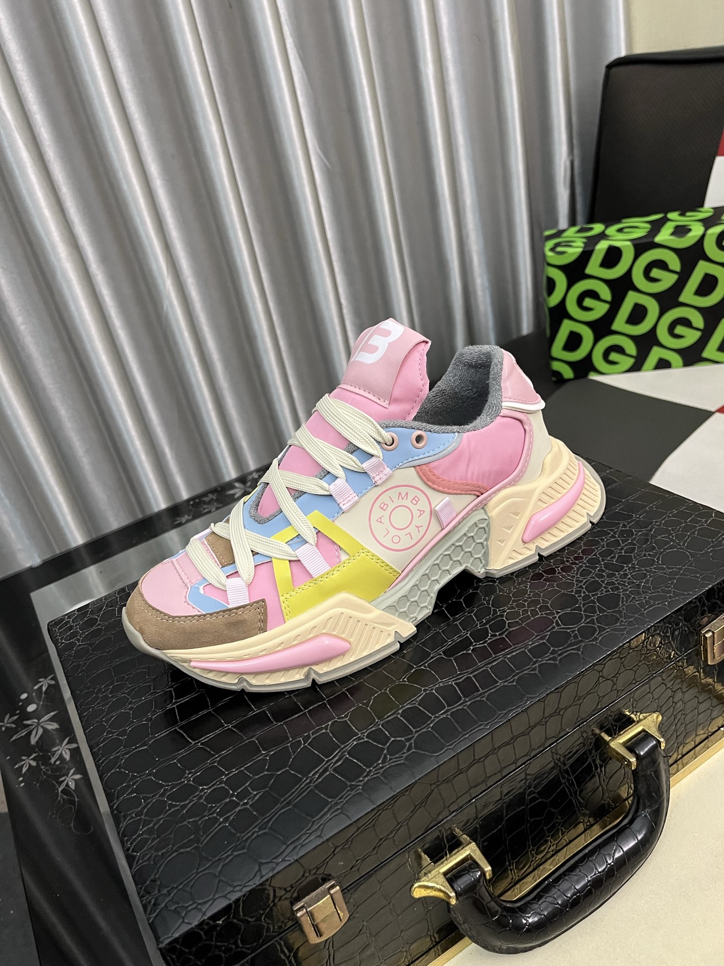 NO:347859,DG's latest popular casual shoes, with the tongue with the brand's signature details, and the combination of silk cowhide and cow velvet enhances the style. It is fashionable and versatile, which can add luster to various shapes. It creates a unique dynamic and modern exquisite design, showing modern and elegant style. Size36-46,,cowhide19860909DG最新爆款休闲鞋,鞋舌带有品牌标志性细节,丝绸牛皮与牛反绒相结合提升格调.时尚百搭,可为各式造型增光添彩.塑造独具动感活力与摩登气息的精致设计,尽显现代优雅格调. Size36-46,,cowhide,Men's shoes